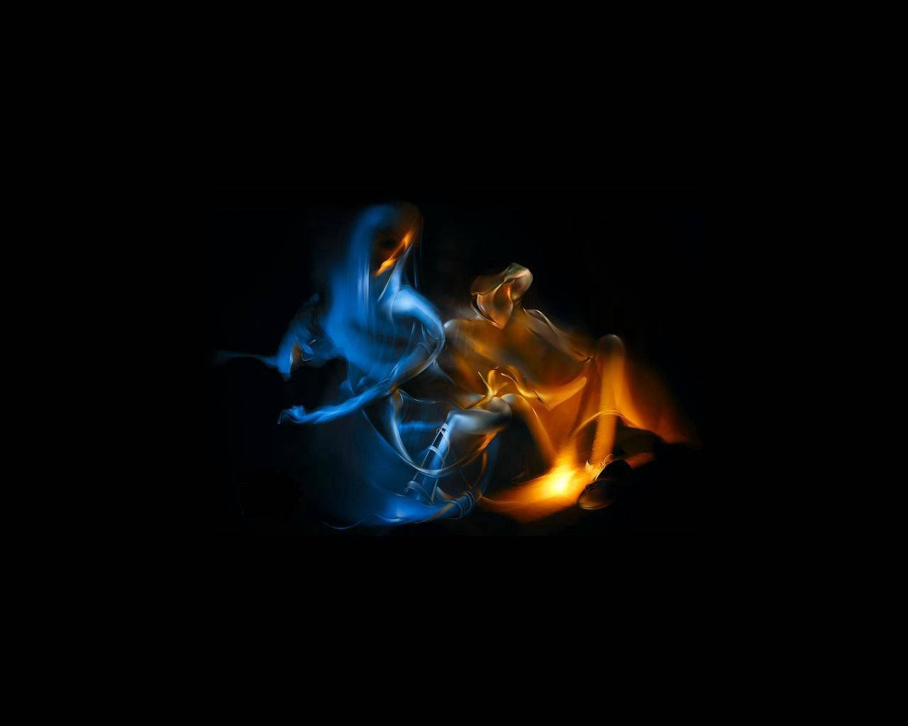 Fuego ardiente azul y rojo dorado conectándose entre sí sobre un fondo negro azabache.