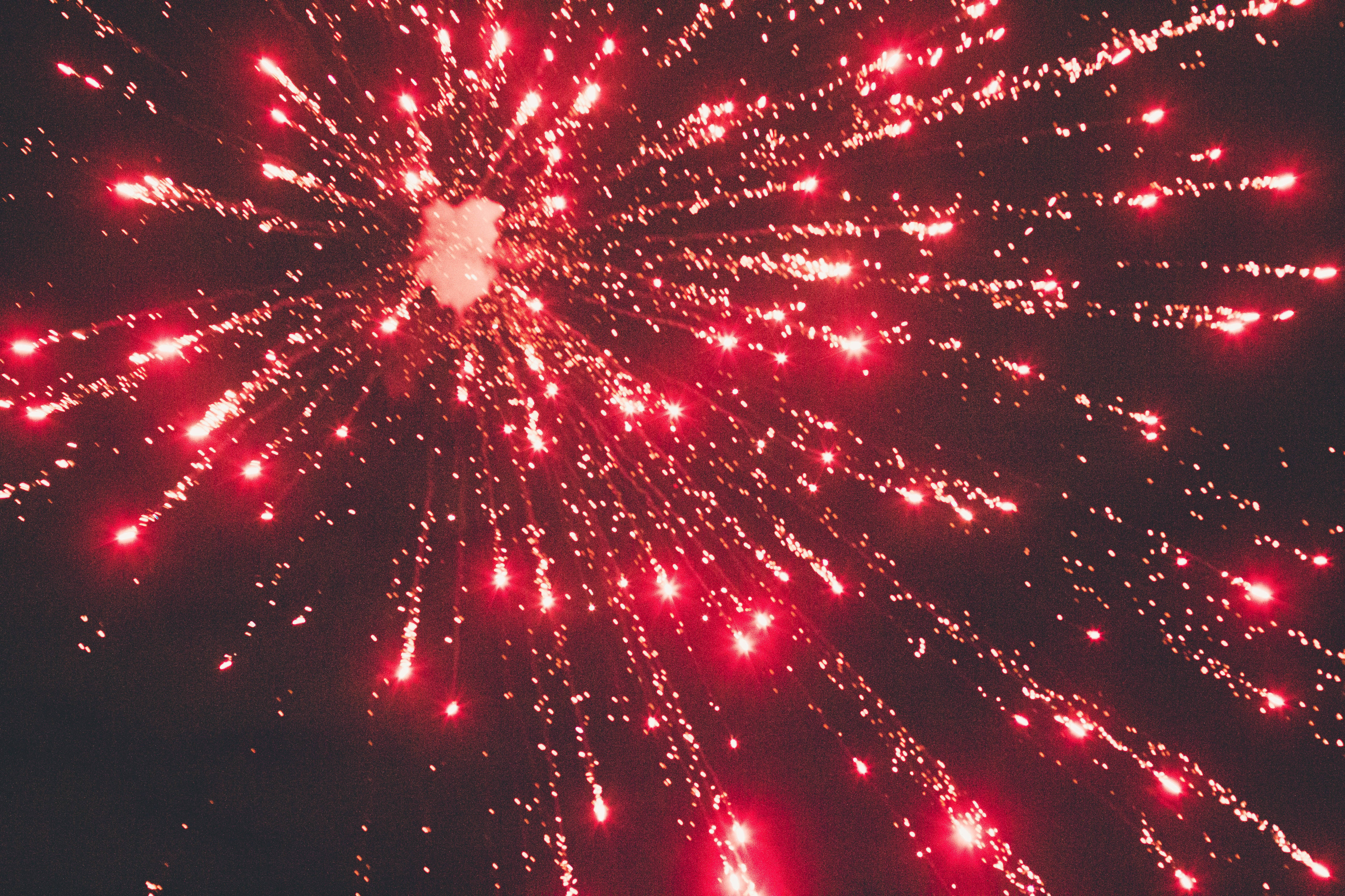 Fuegos artificiales rojo oscuro nocturnos Fondos de pantalla