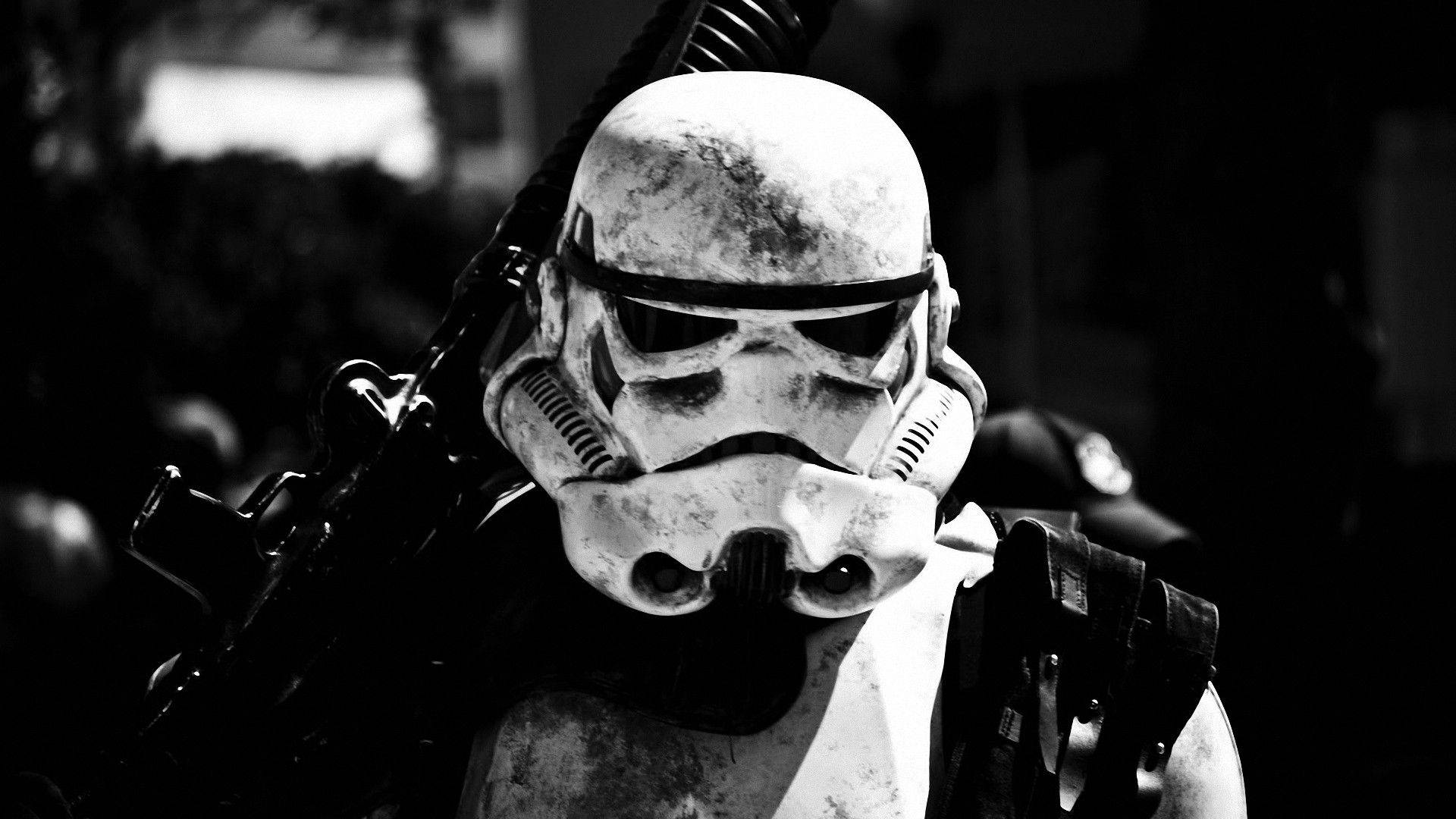 Fondo de pantalla de Star Wars de un Stormtrooper de pie en un planeta listo para luchar sosteniendo sus armas