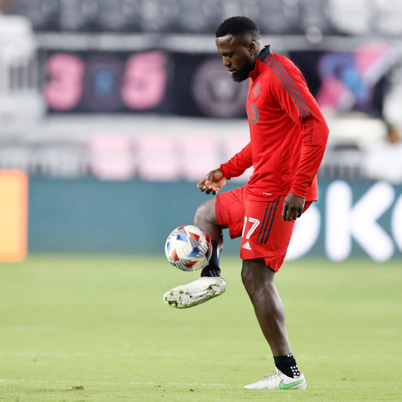 Futbolista Jozy Altidore haciendo malabares con el balón Fondos de pantalla