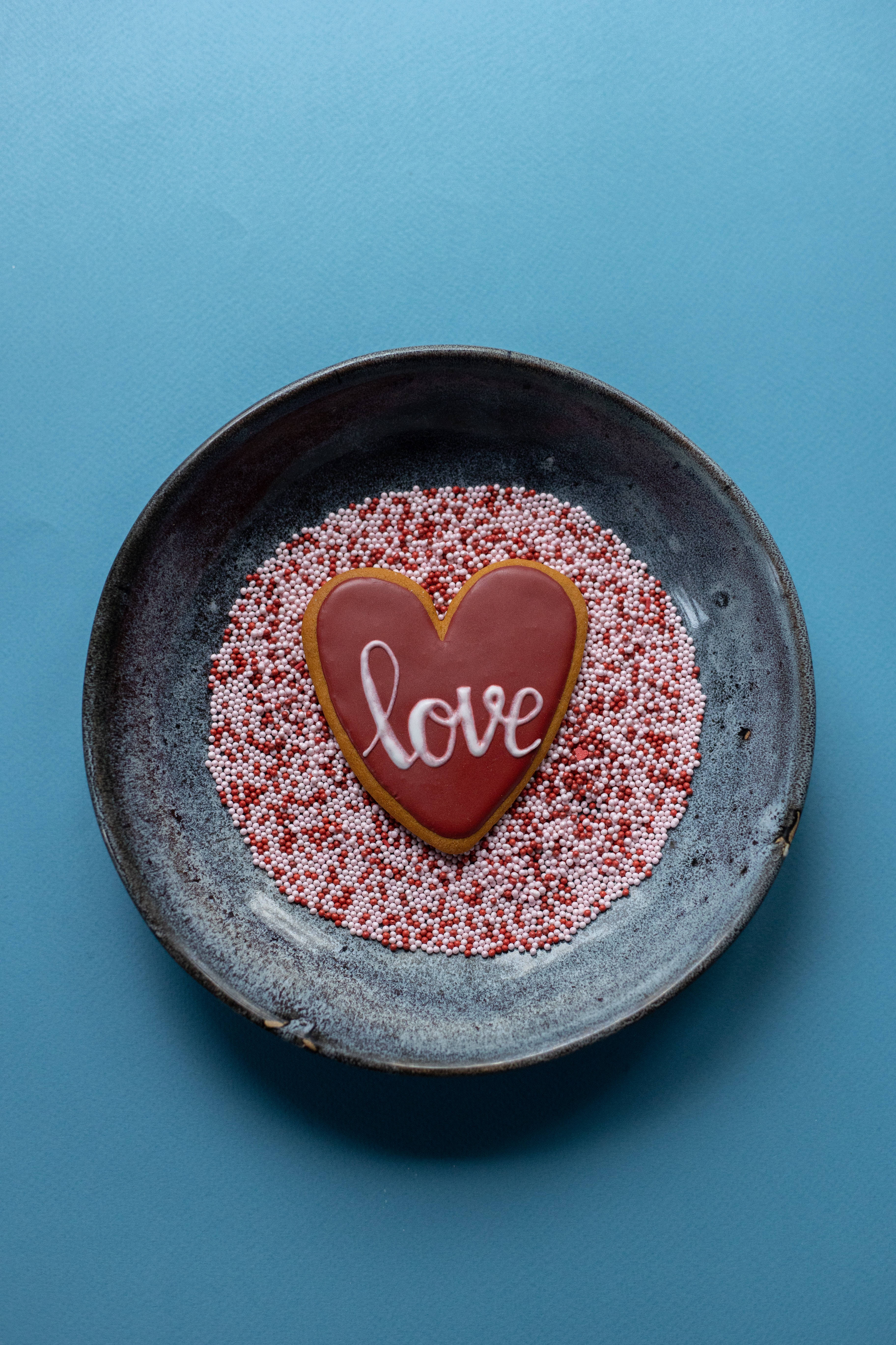 Galleta de corazón azul en plato lindo Fondos de pantalla