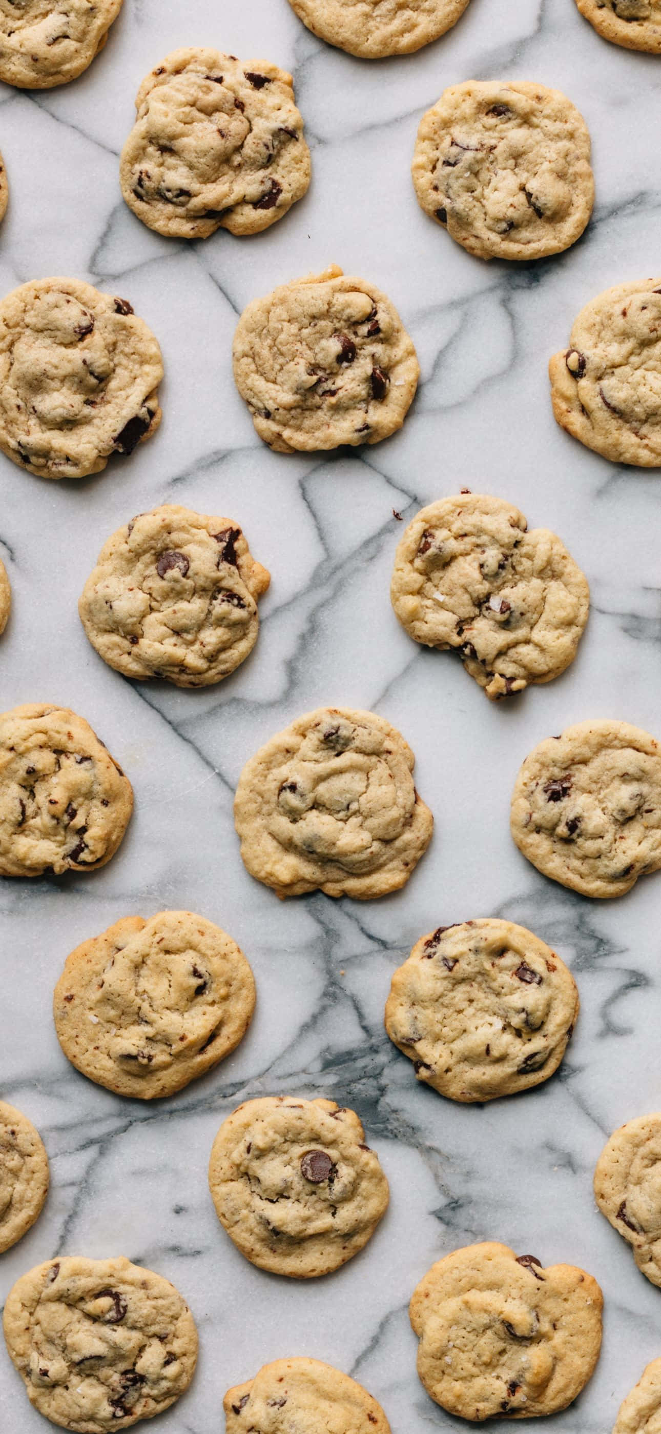 galletas con chispas de chocolate sobre una superficie de mármol Fondos de pantalla