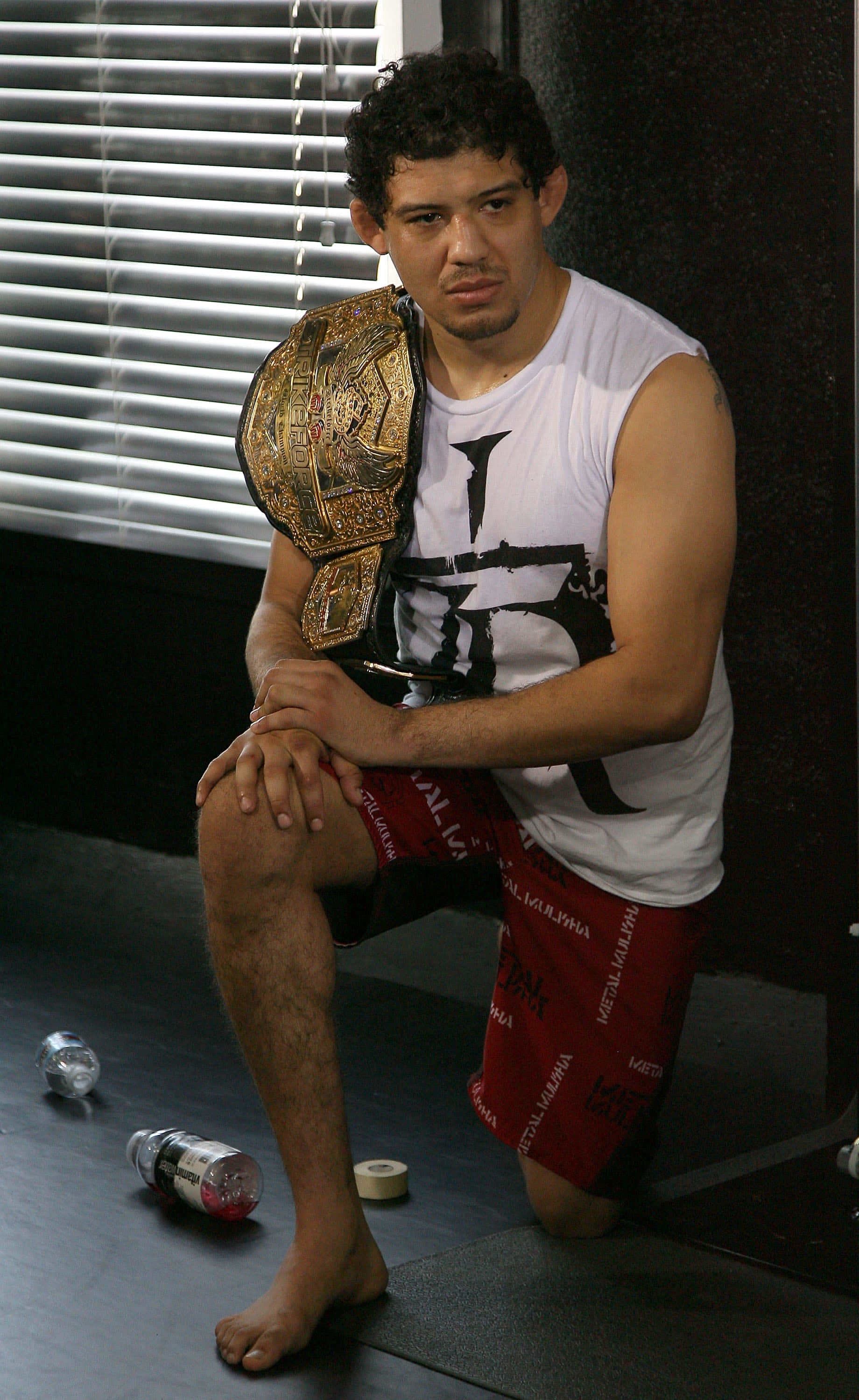 Gilbert Melendez campeón de peso ligero de Strikeforce arrodillado Fondos de pantalla