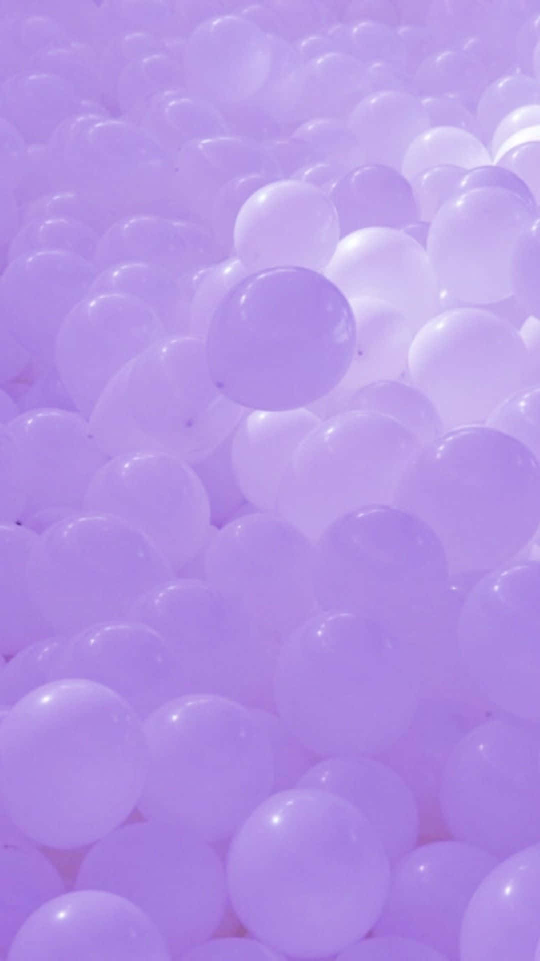 Globos en fondo estético lavanda púrpura pastel Fondos de pantalla