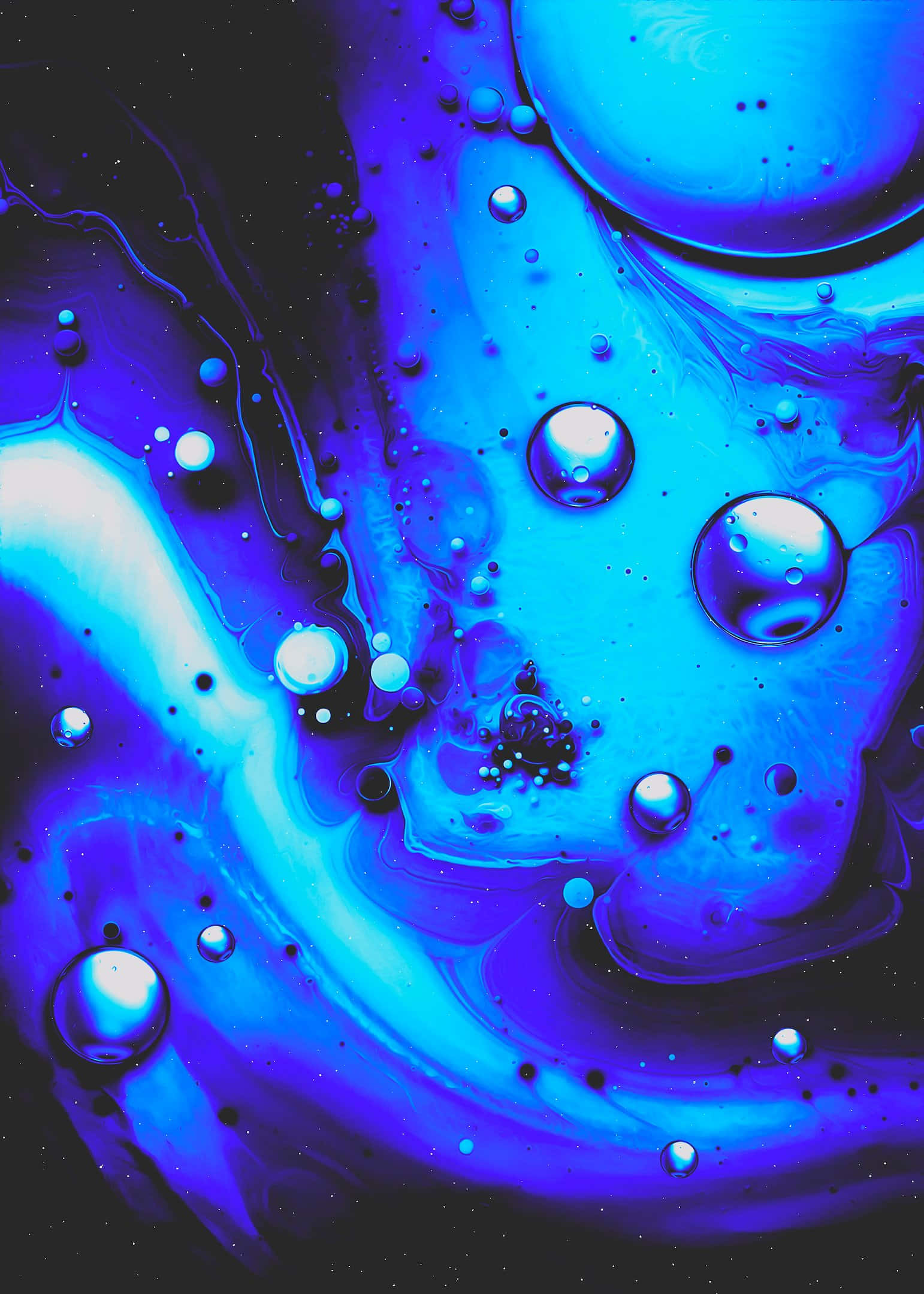 gotas de agua azul sobre un fondo azul Fondos de pantalla