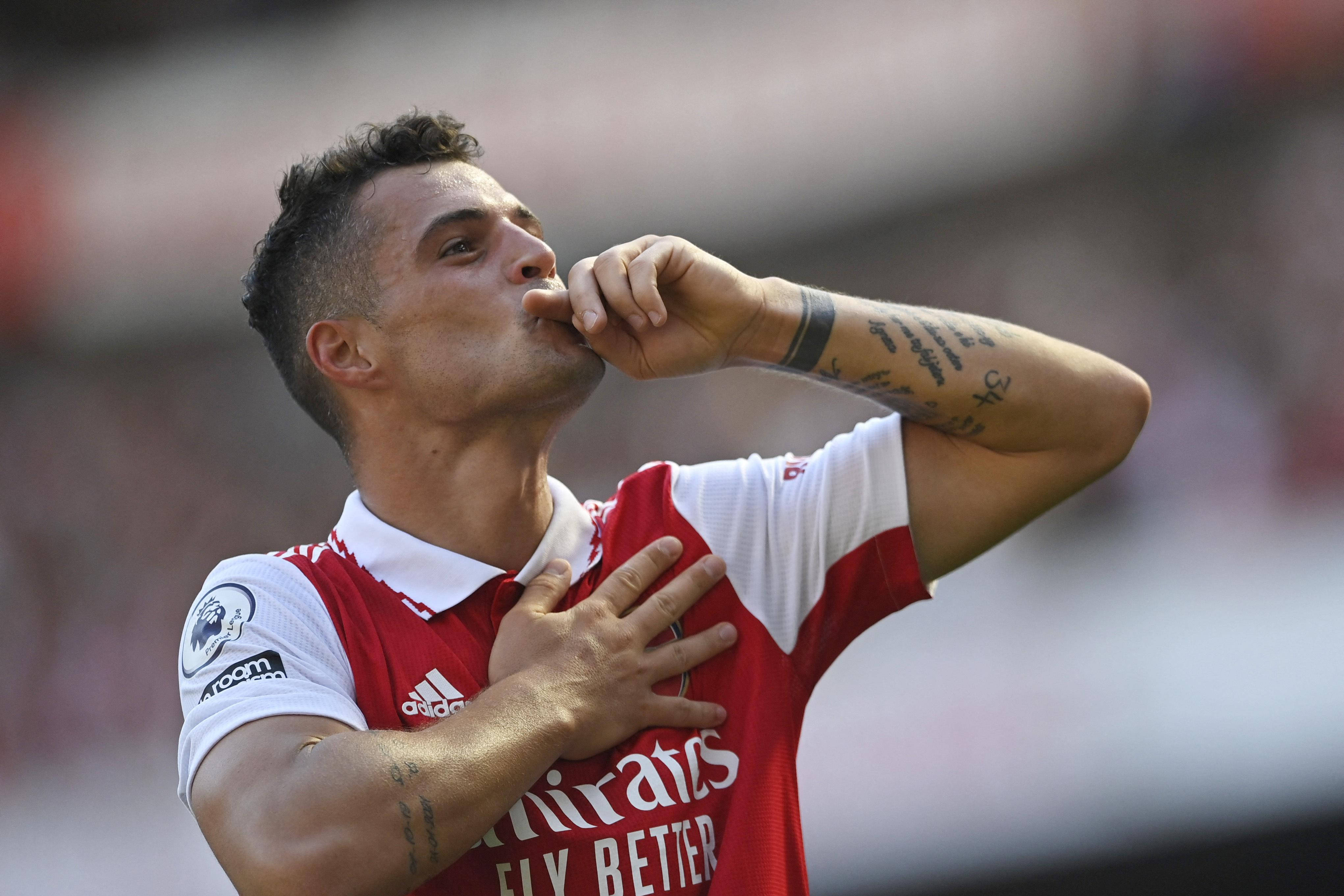 Granit Xhaka beso volador Fondos de pantalla