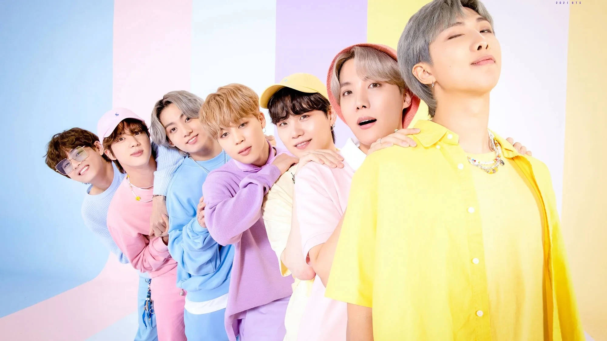 Grupo adorable de BTS en fila con colores pastel Fondos de pantalla