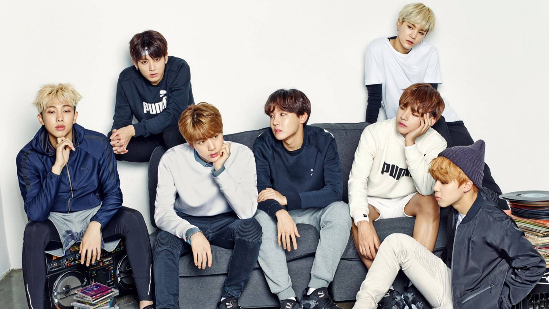 Grupo BTS en sillón azul y blanco Fondos de pantalla
