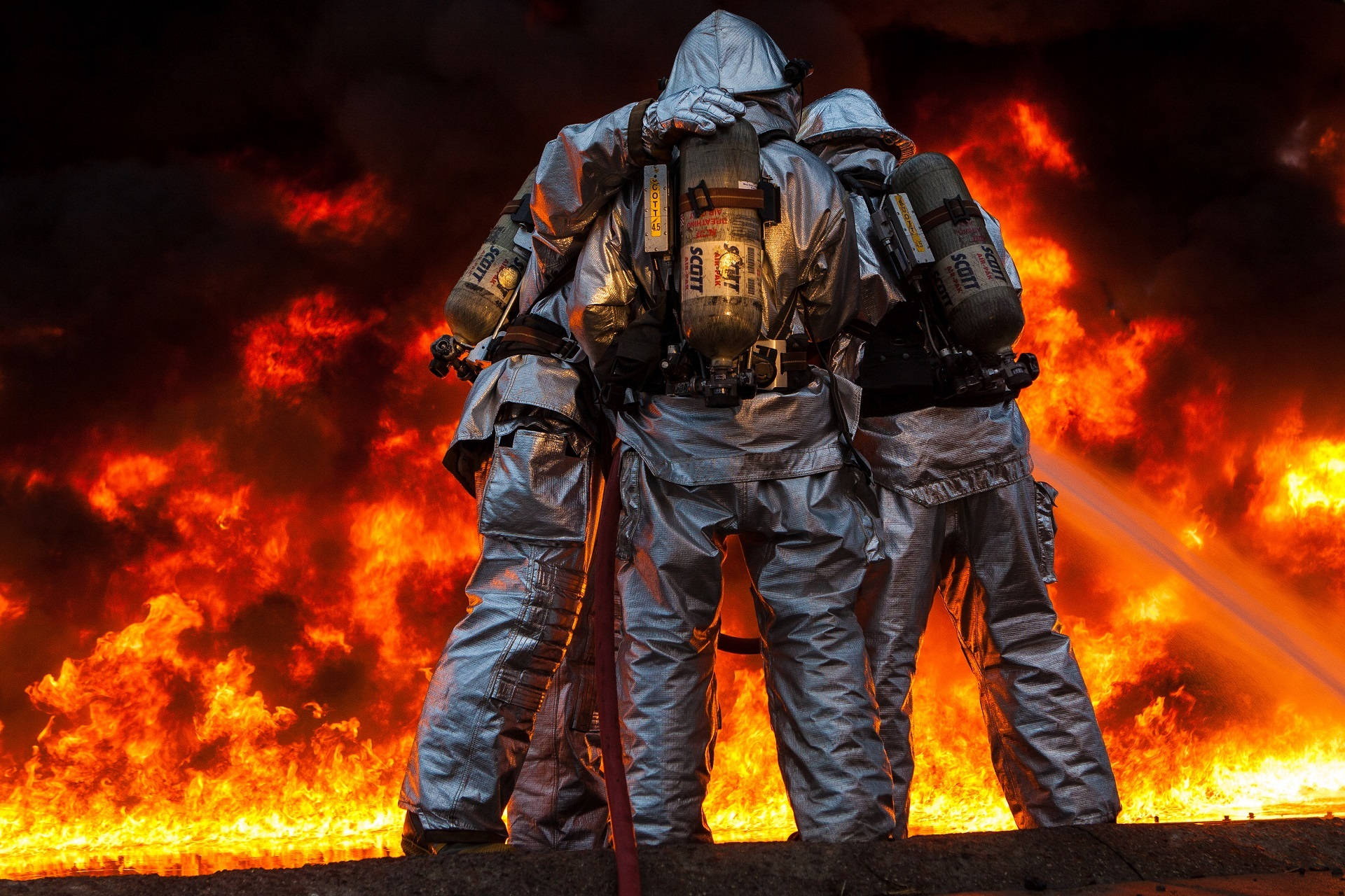Grupo de Bomberos Respondiendo a un Incendio Fondos de pantalla