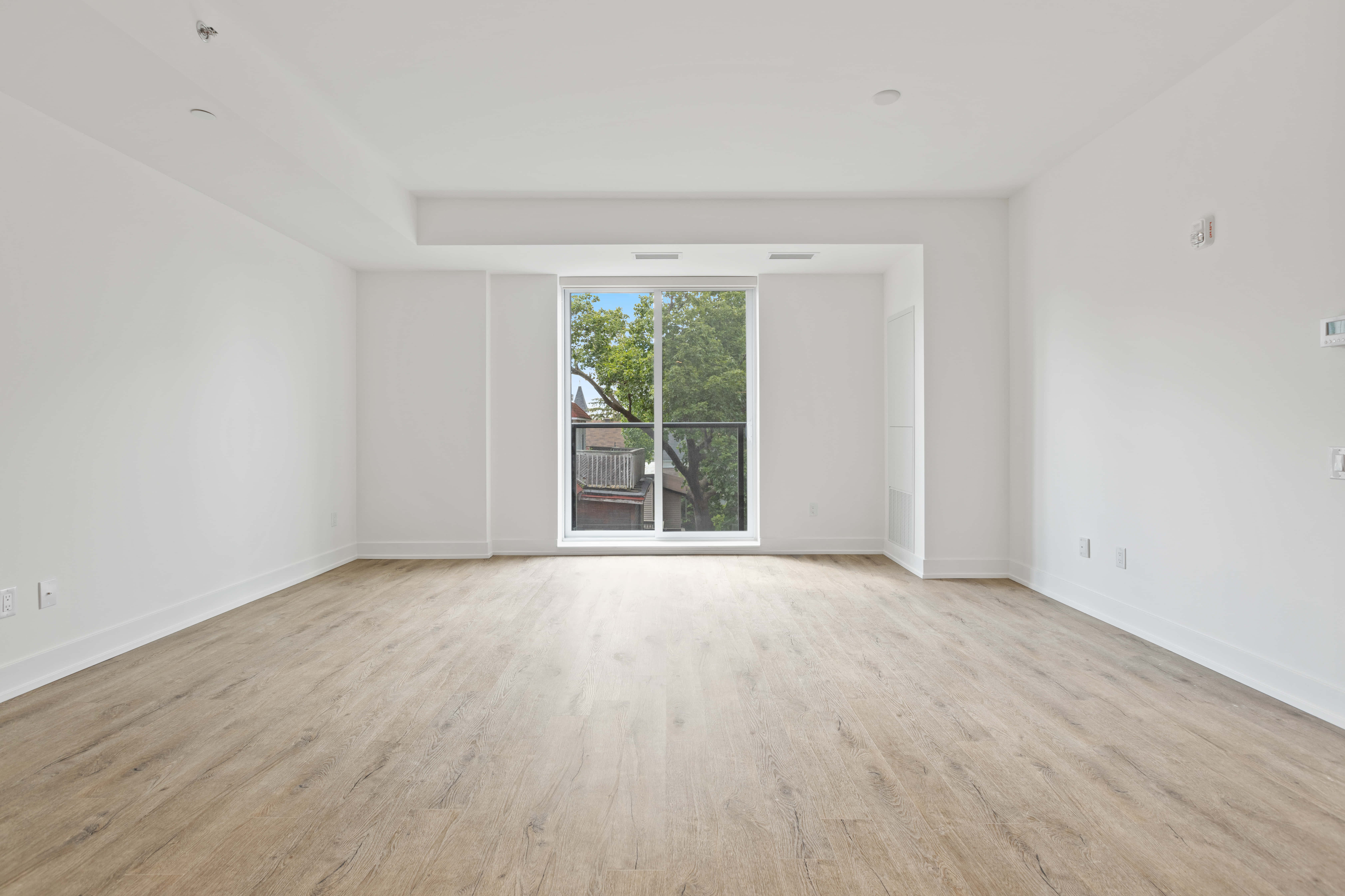 Habitación vacía con balcón Fondos de pantalla