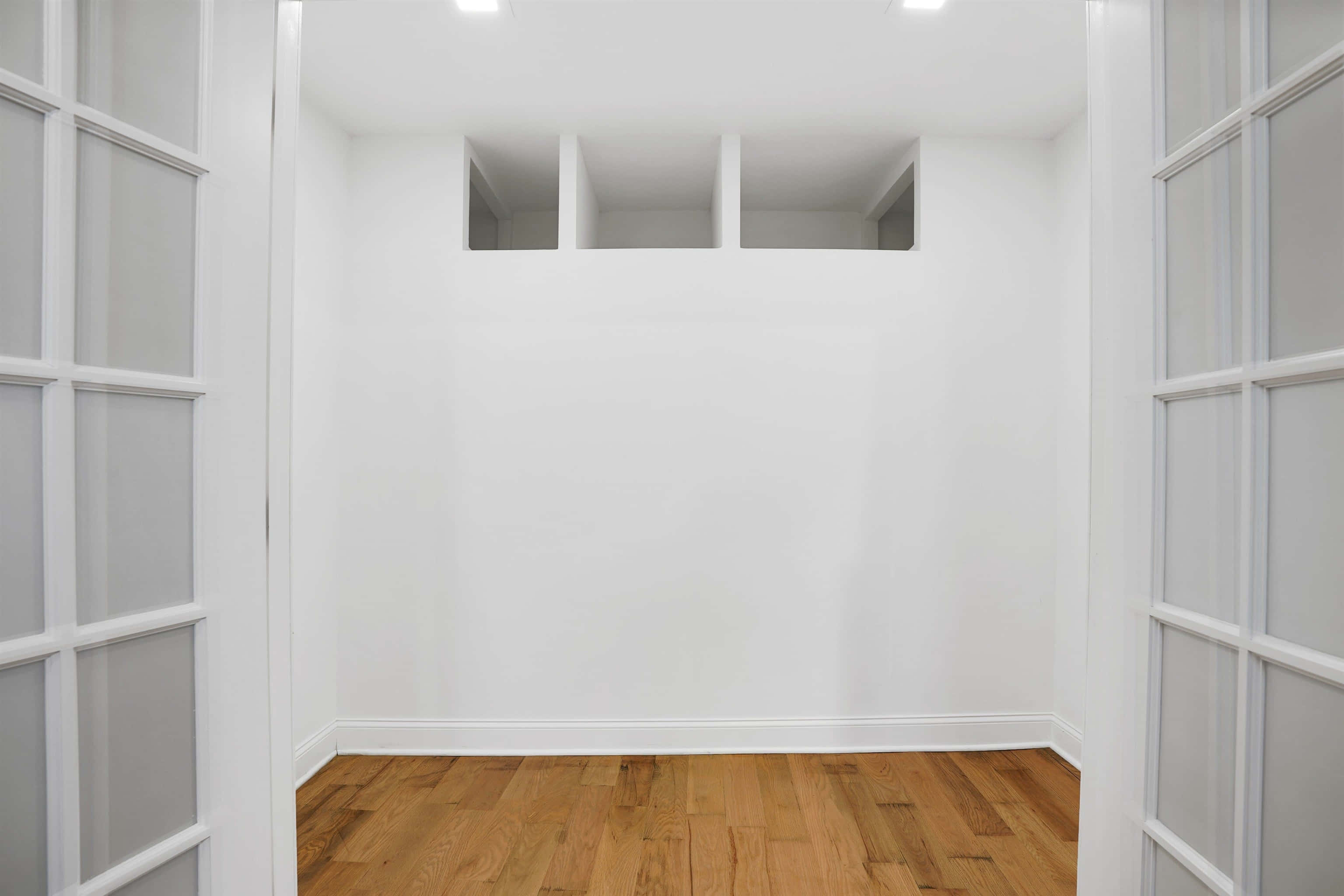 Habitación vacía con puertas con ventanas Fondos de pantalla