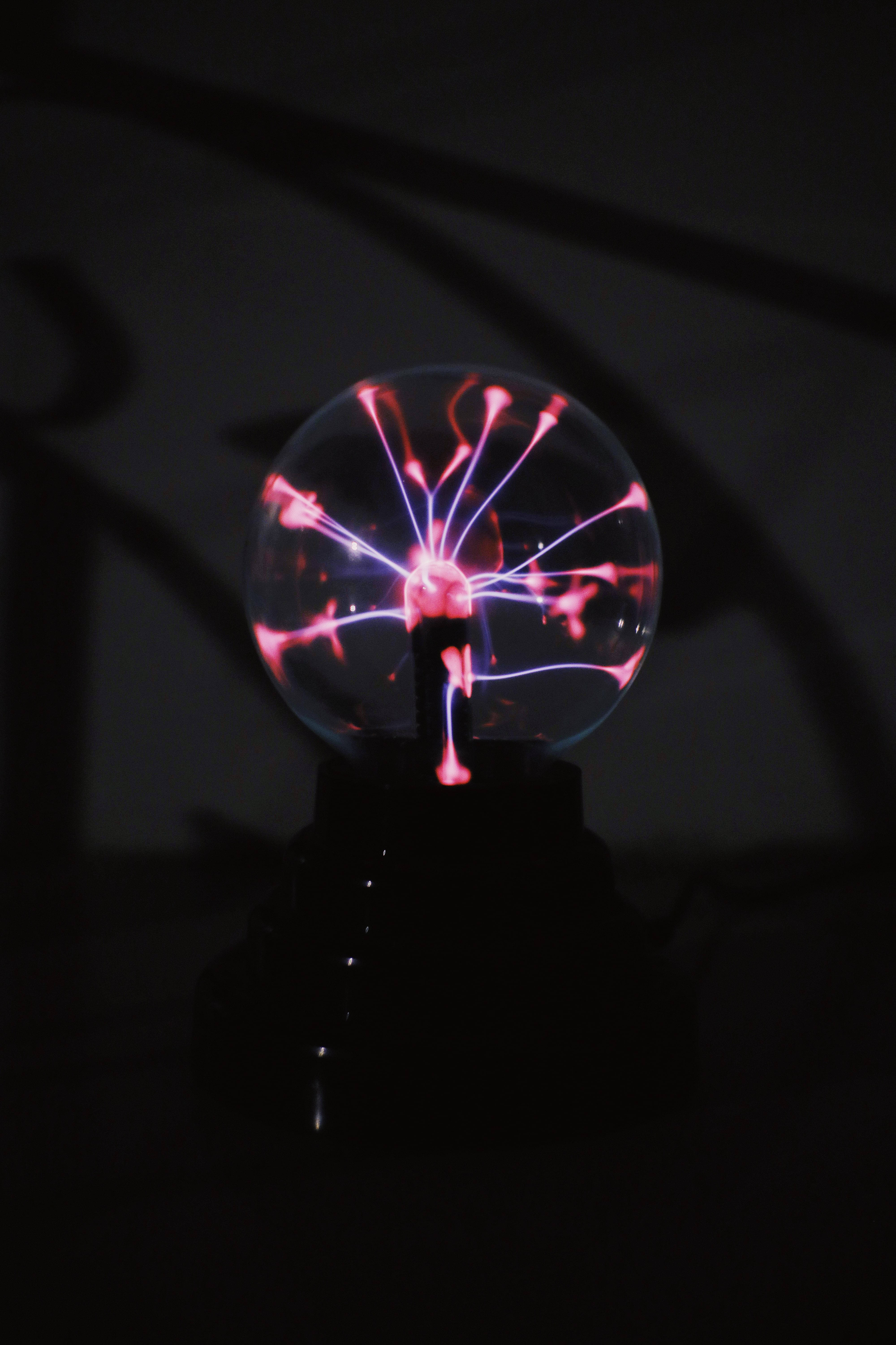 Haciendo Olas: Adéntrate en el Futuro con la Tecnología de Bola de Plasma Colorida Fondos de pantalla