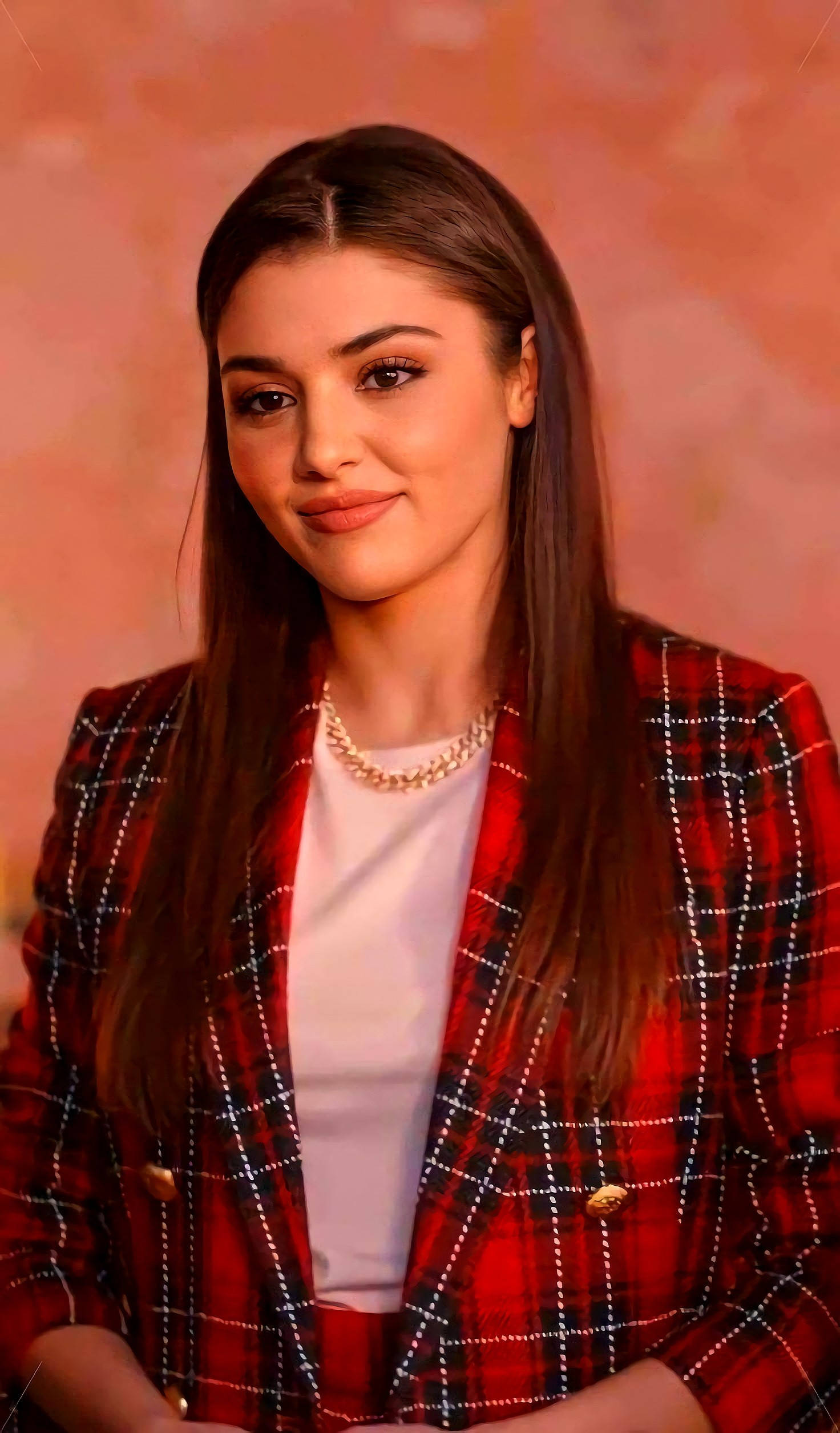Hande Ercel Sonriendo Fondos de pantalla