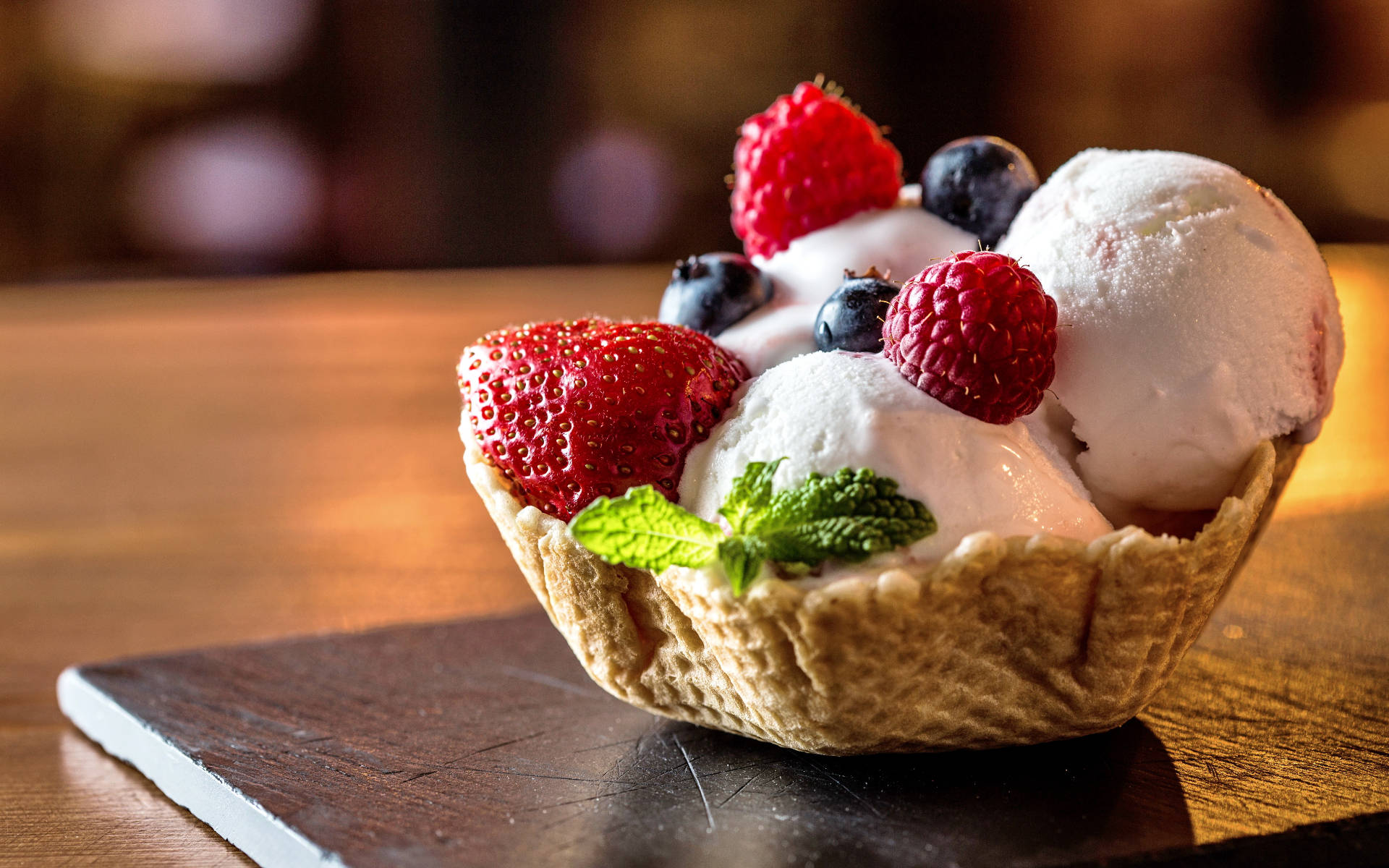 Helado de Moras sobre Waffle Fondos de pantalla