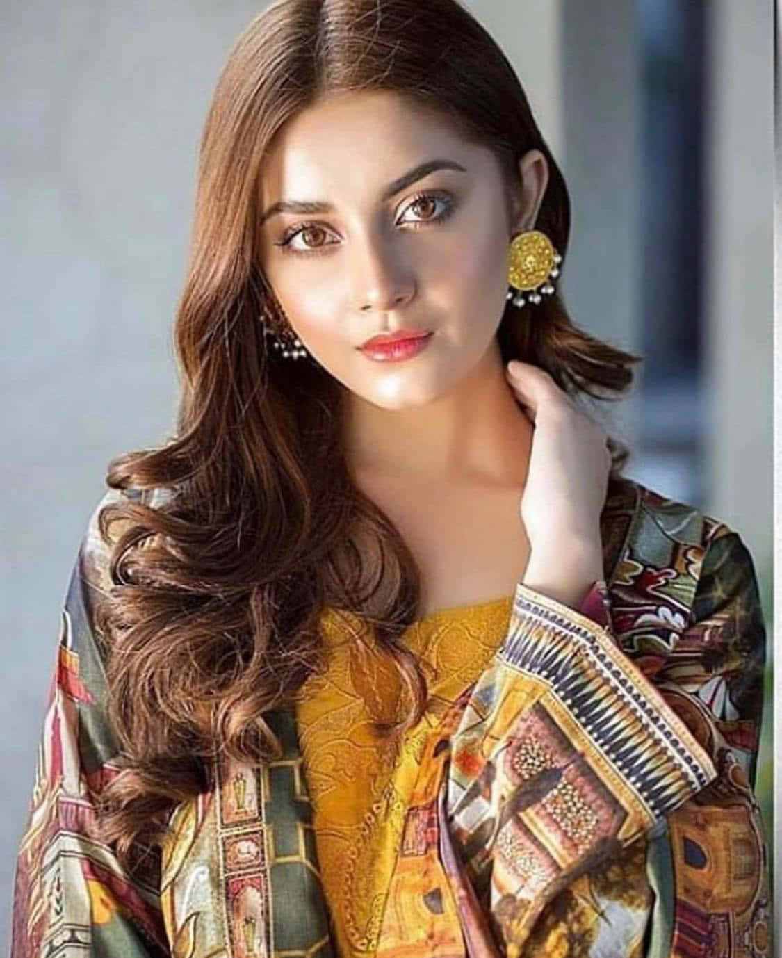Hermosa chica pakistaní posando con un atuendo tradicional Fondos de pantalla