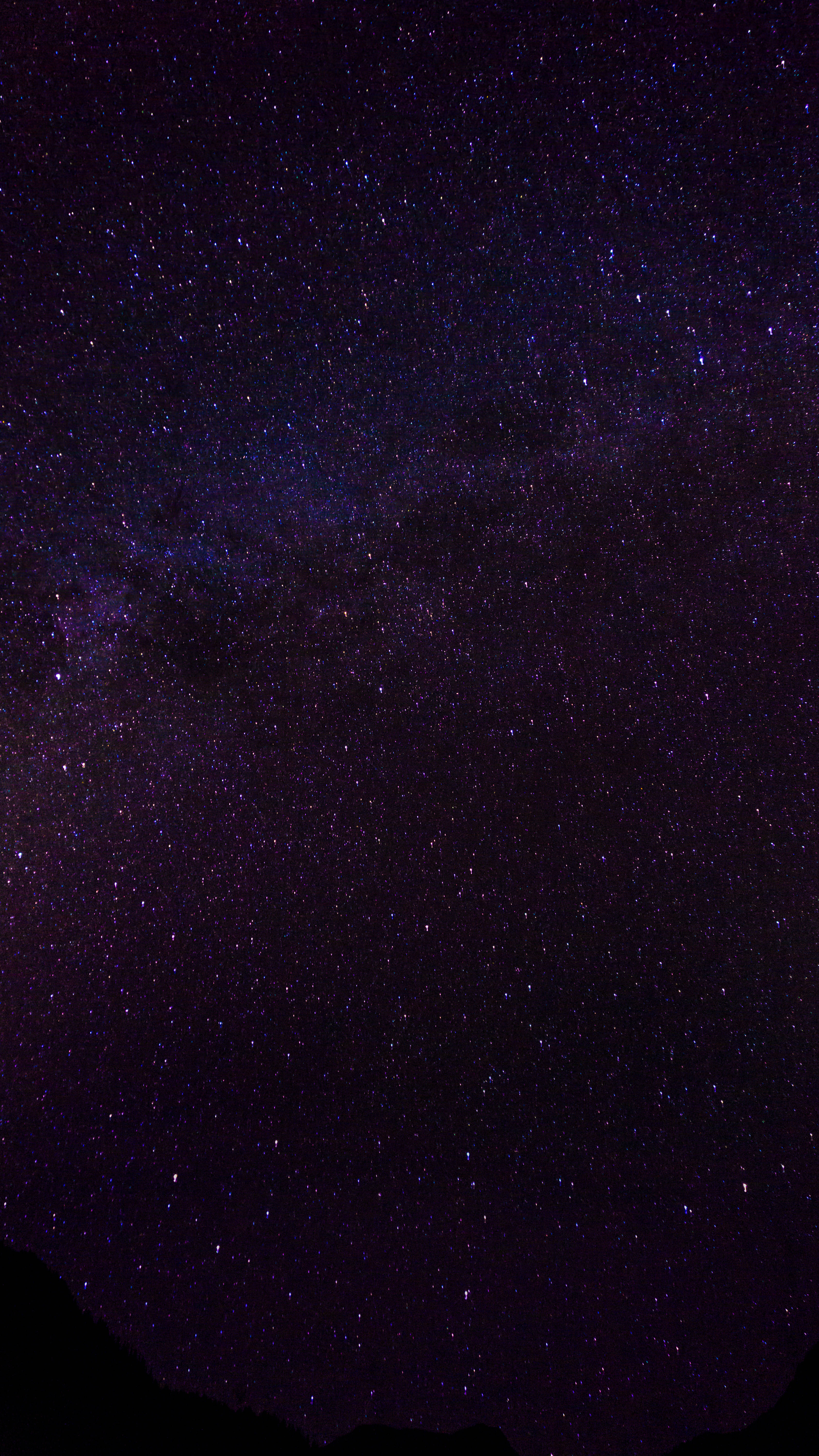 Hermosa galaxia púrpura oscura en el espacio Fondos de pantalla