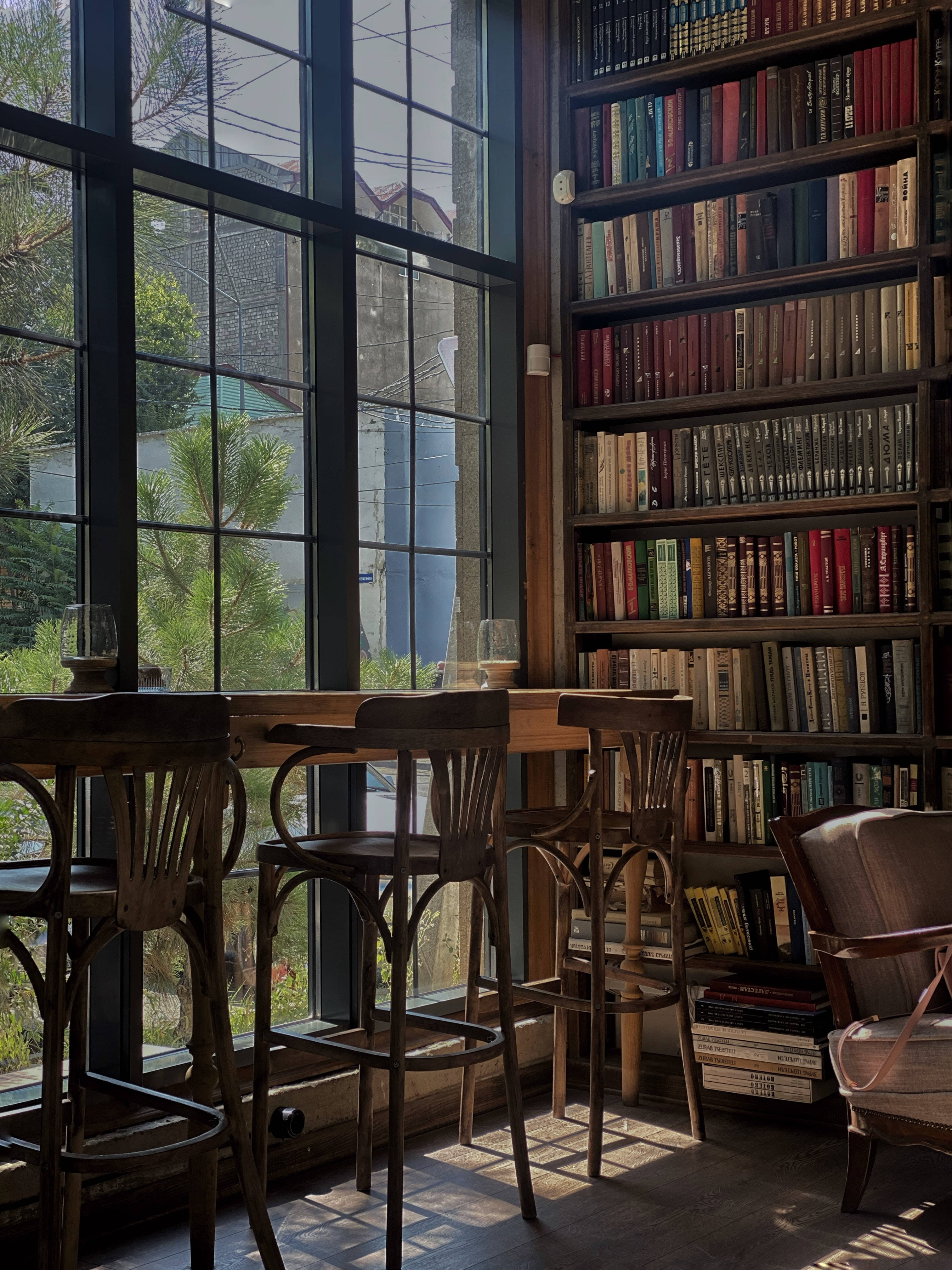 Hermosa ilustración de biblioteca contemporánea Fondos de pantalla