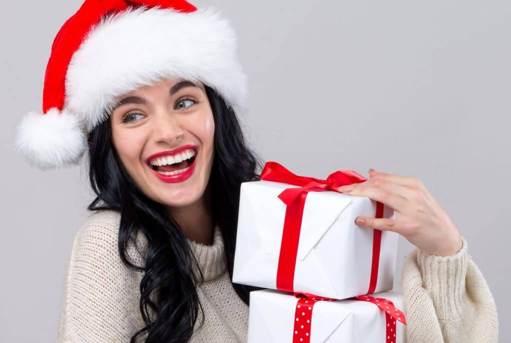 Hermosa Niña Sosteniendo Regalos de Navidad Fondos de pantalla