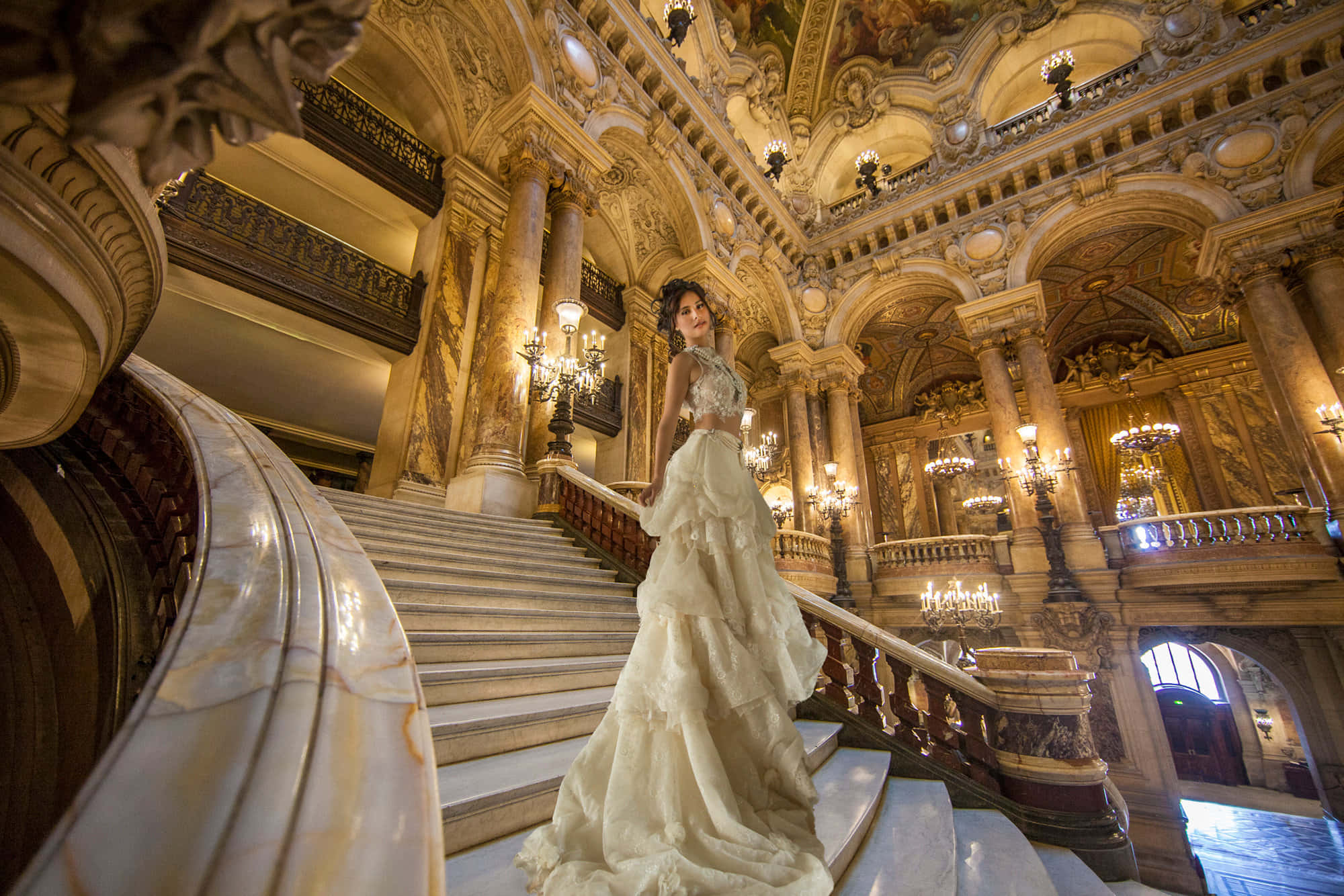 Hermosa novia en la Ópera de París Fondos de pantalla