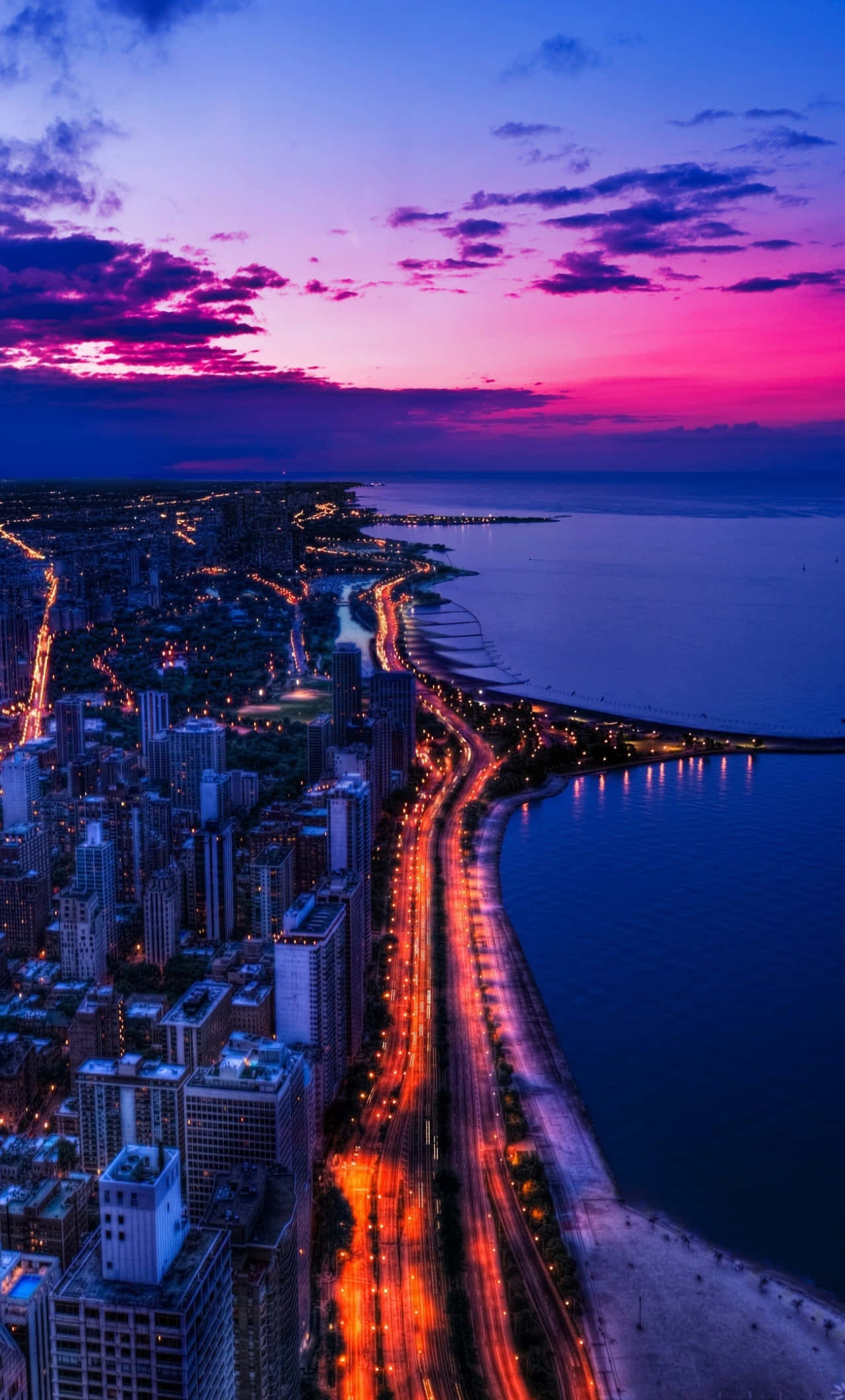 Hermosa vista del horizonte de una ciudad bulliciosa durante el atardecer Fondos de pantalla