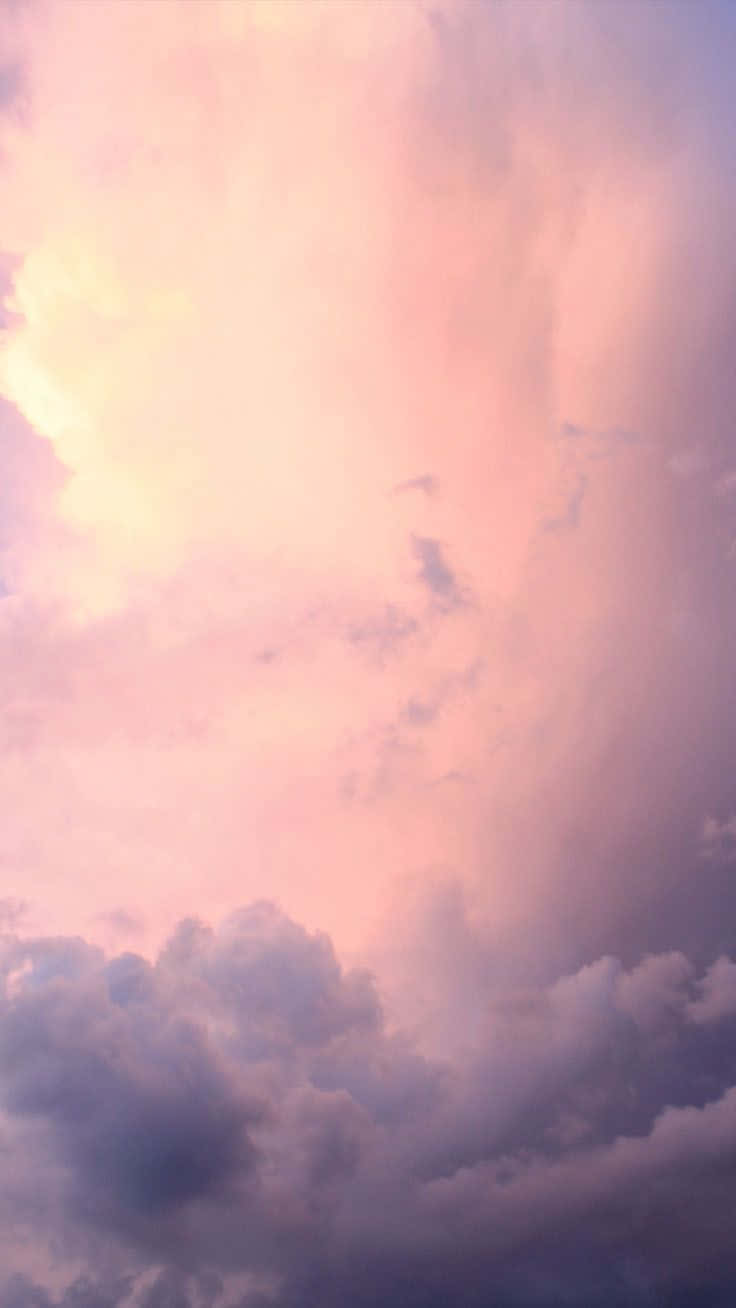 Hermosas nubes amarillas estéticas contra un cielo rosa. Fondos de pantalla