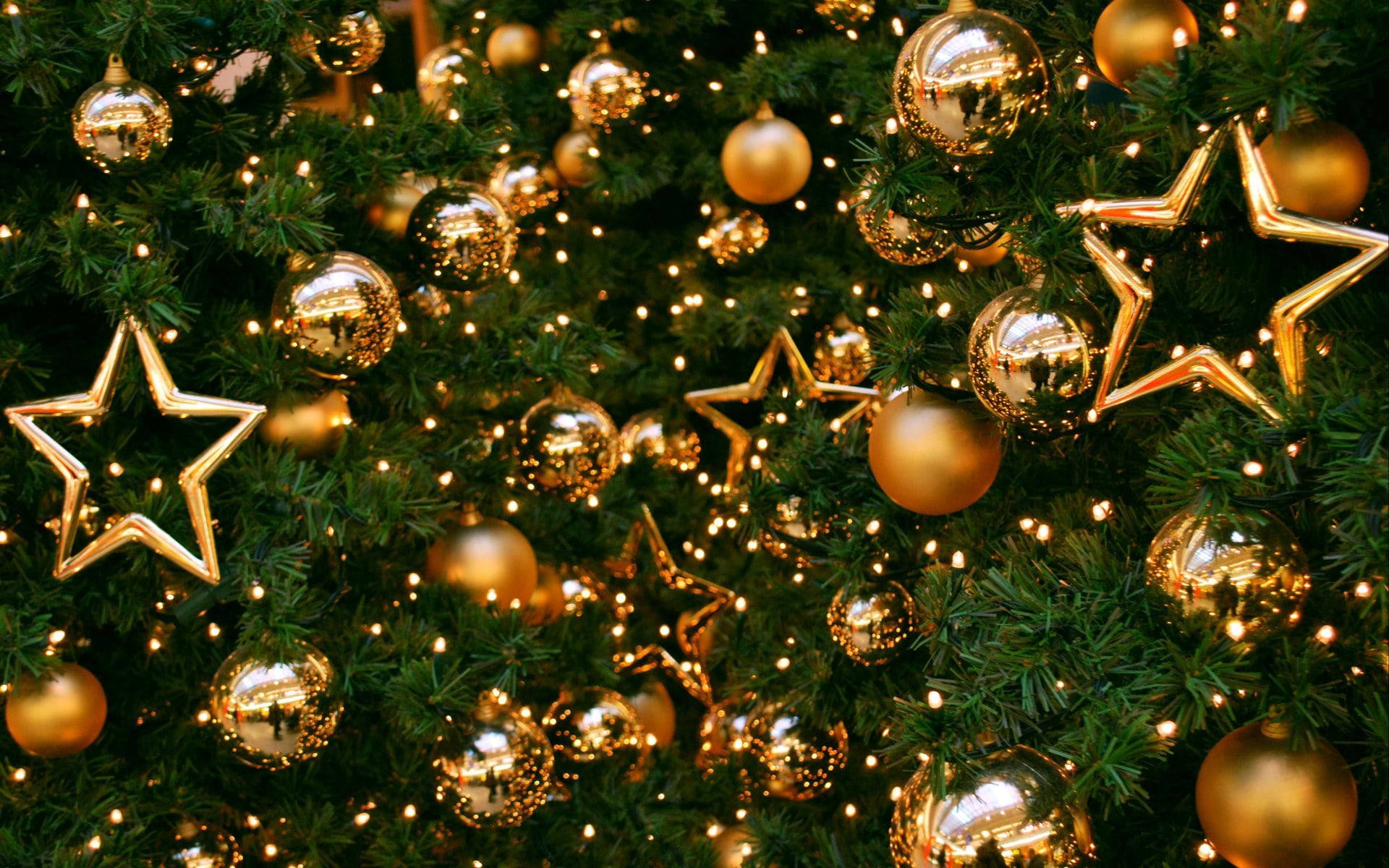 Hermoso Árbol de Navidad con Decoración Dorada Fondos de pantalla