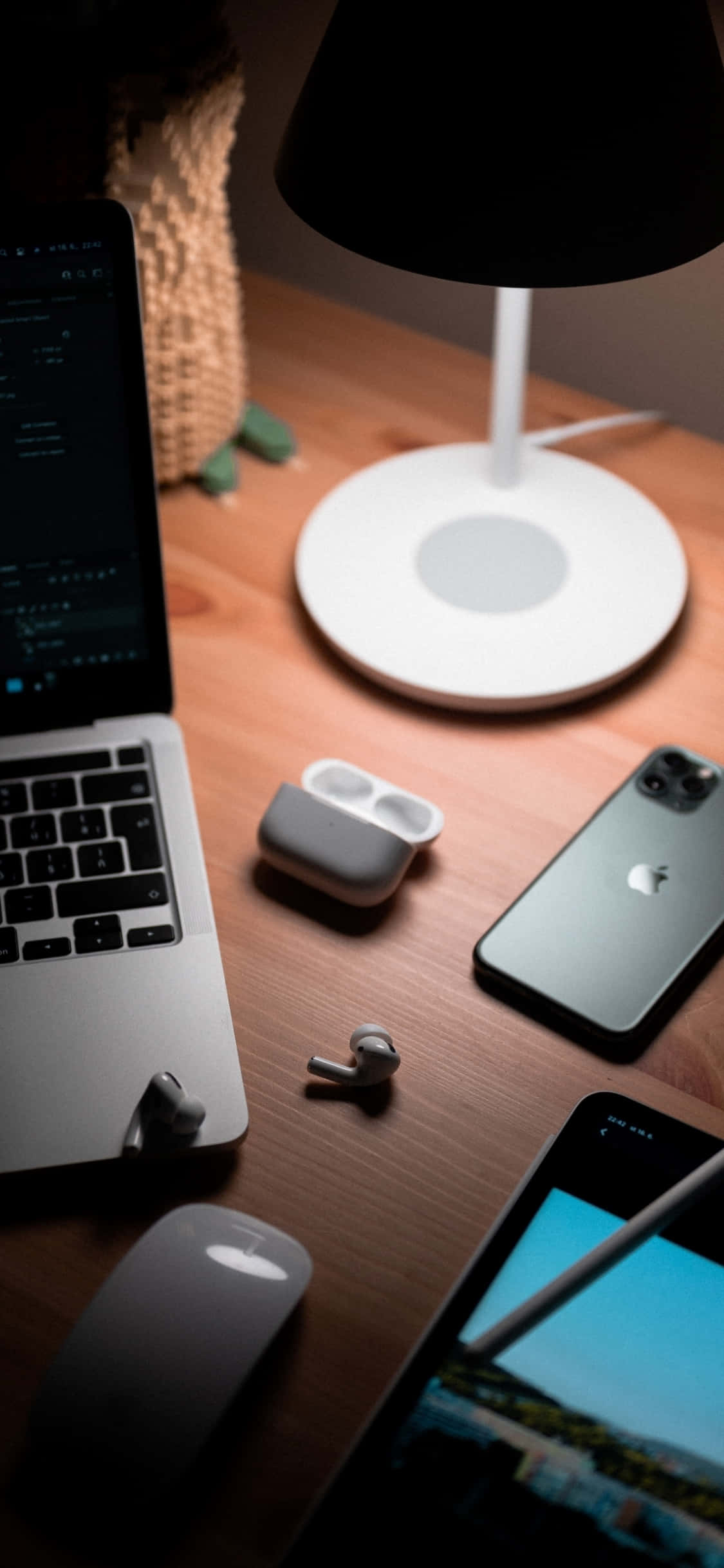 Hermoso espacio de trabajo con un iPhone X sobre un escritorio de madera moderno Fondos de pantalla