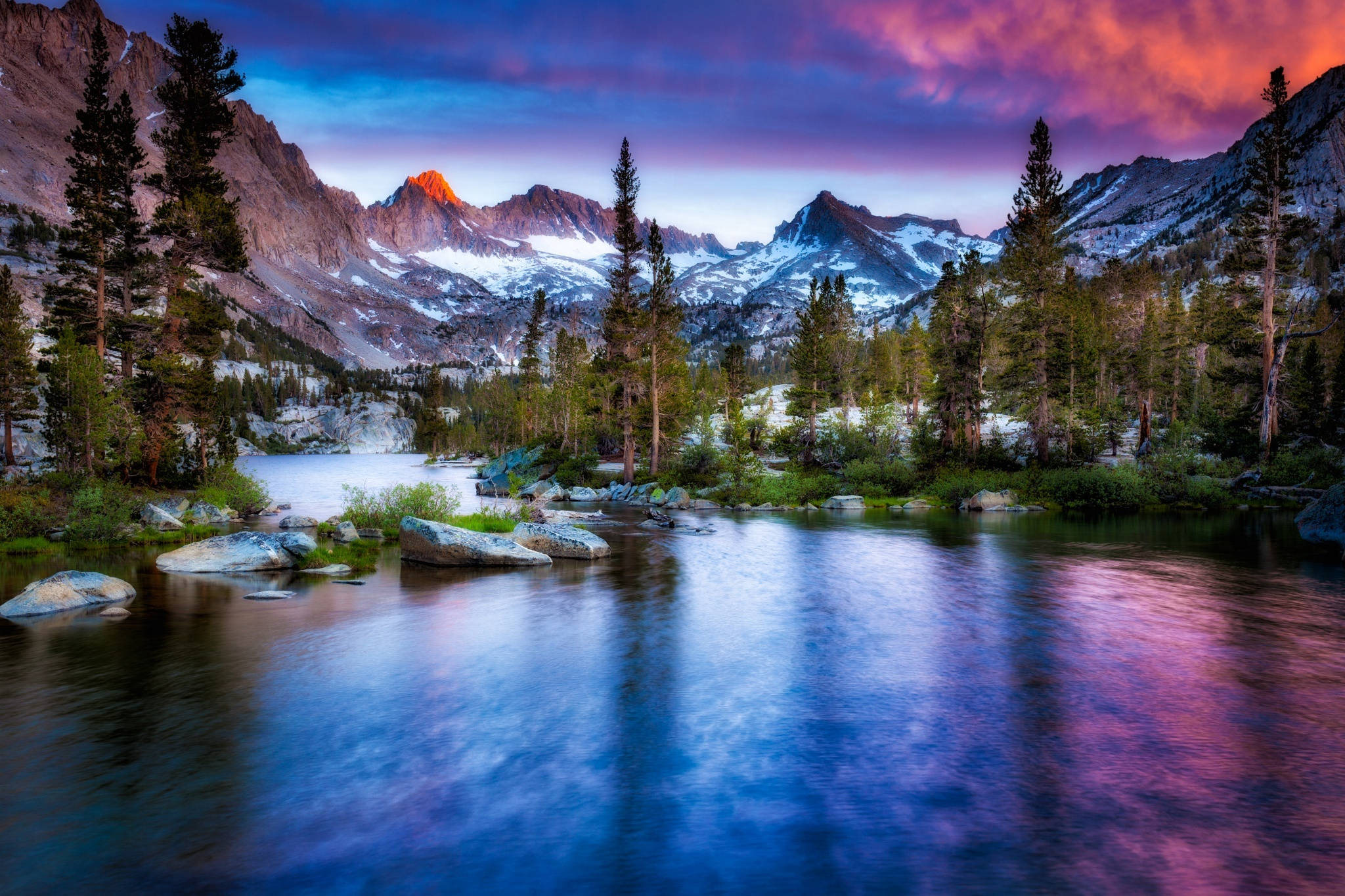 Hermoso paisaje de lago claro con árboles Fondos de pantalla