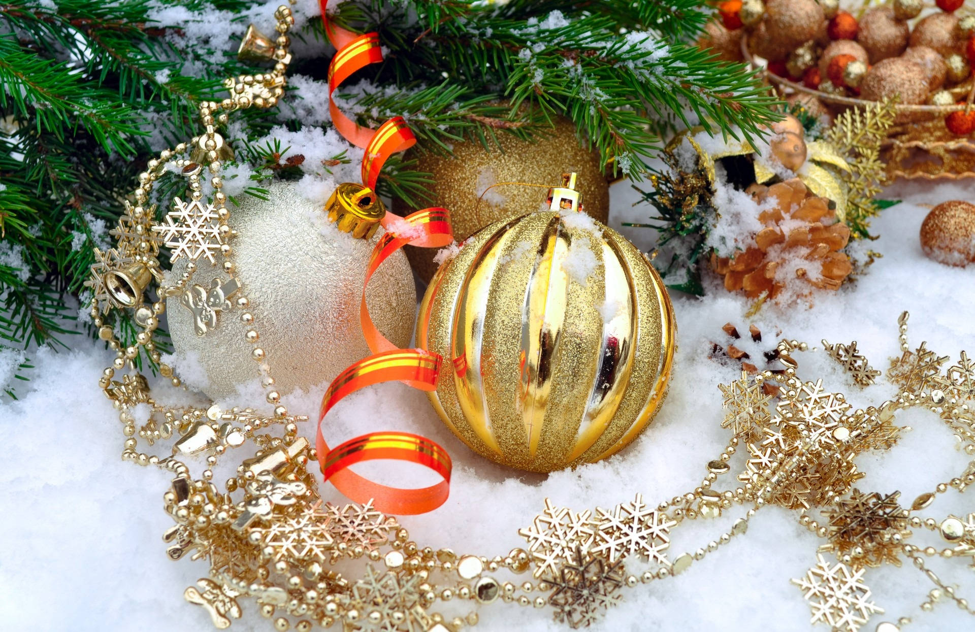 Hermosos Adornos Navideños en Dorado Fondos de pantalla