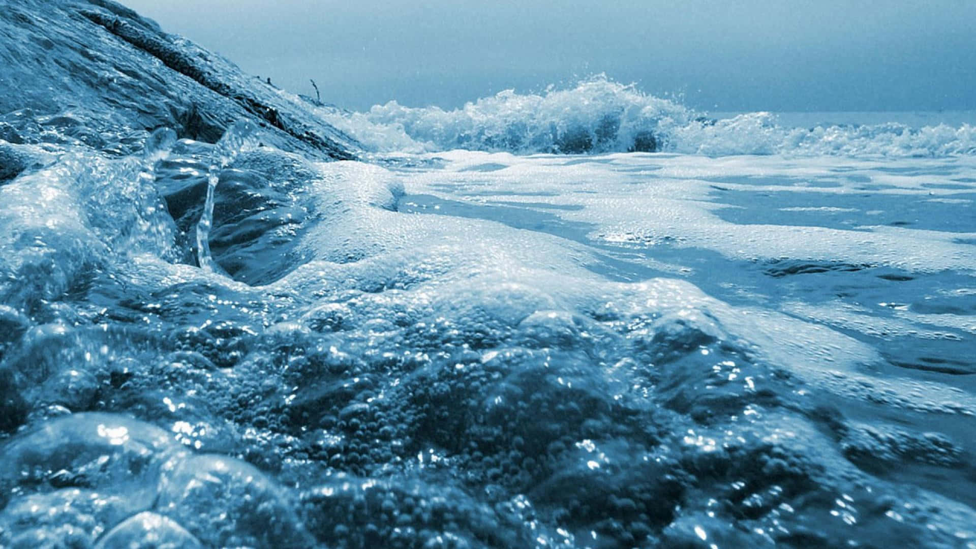 Hipnotizantes olas del mar rompiendo en la orilla Fondos de pantalla