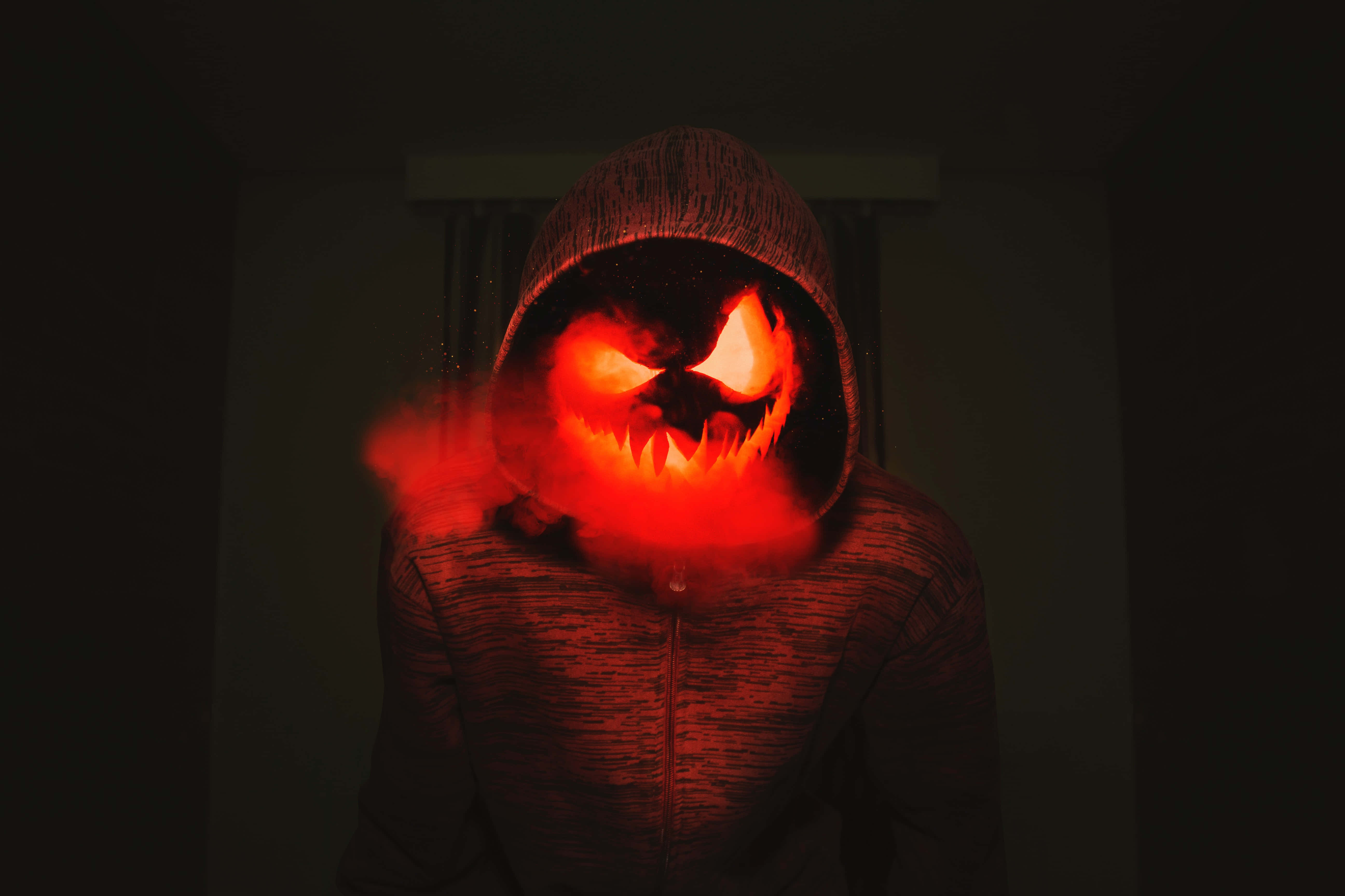 Hombre aterrador con sudadera Fondos de pantalla