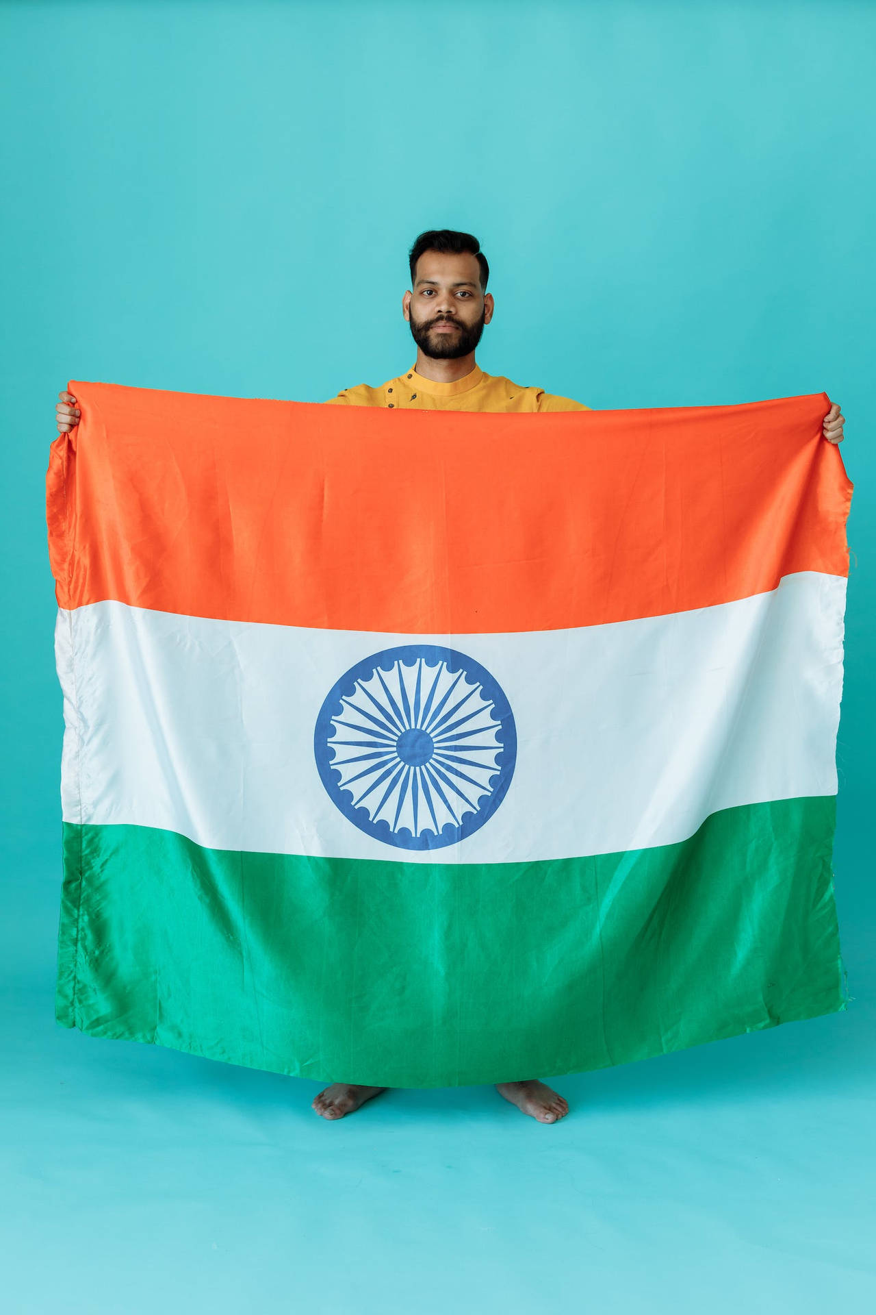 Foto gratis de un hombre sosteniendo la bandera de India