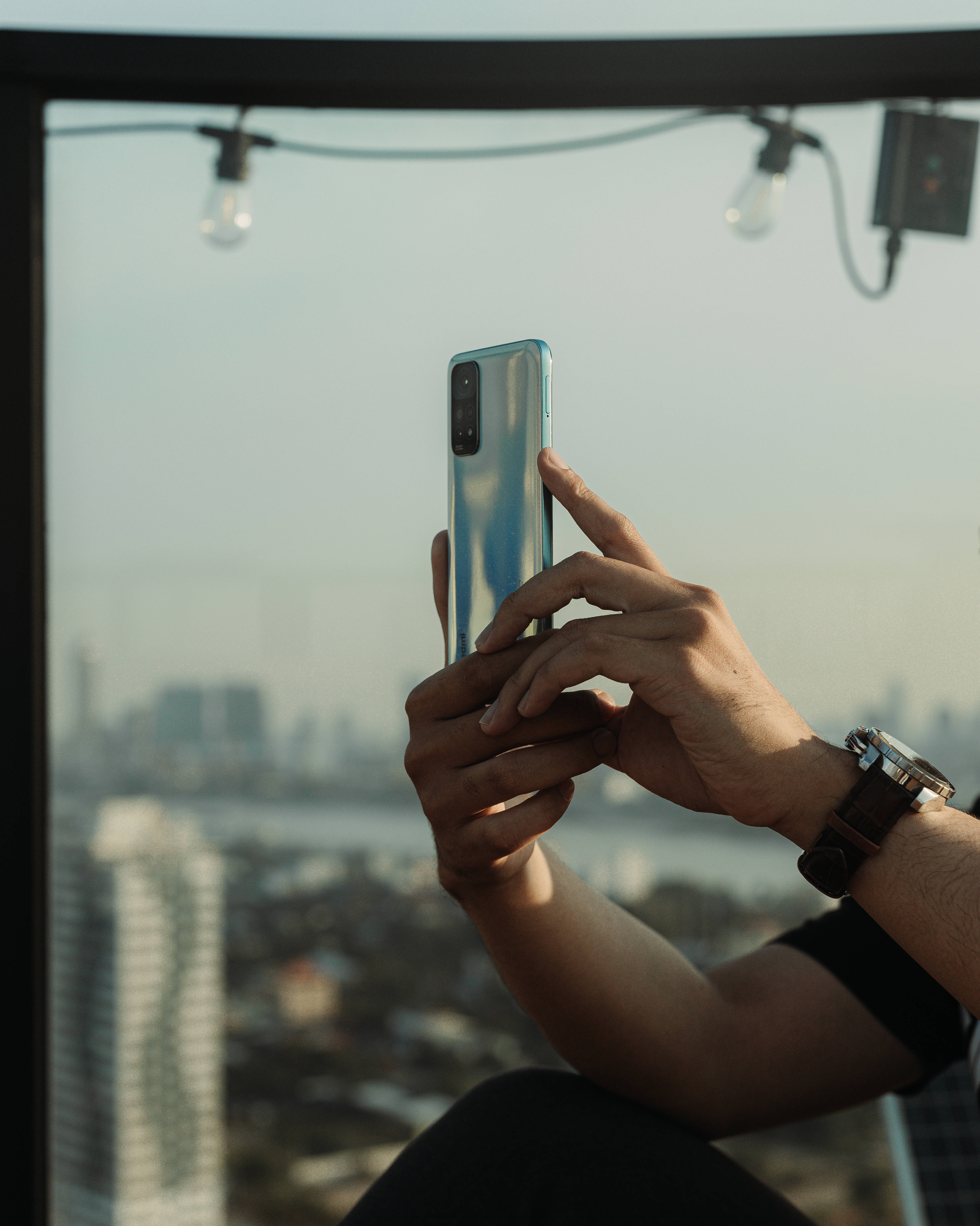 Hombre con smartphone Xiaomi Fondos de pantalla