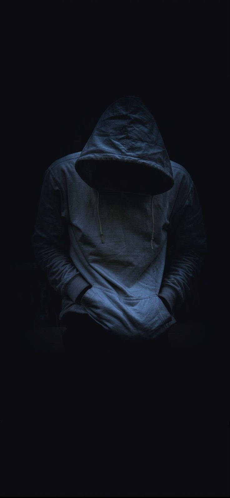 Hombre con sudadera y teléfono