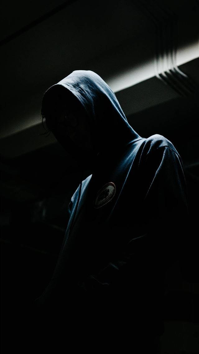 Hombre con sudadera iPhone oscuro Fondos de pantalla