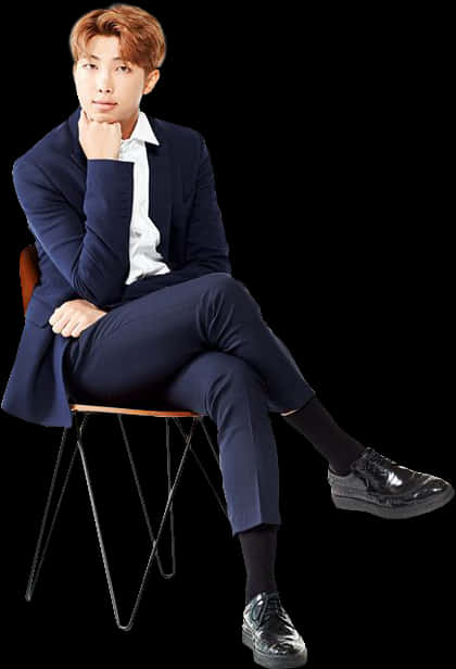 Hombre Elegante Sentado con Traje Azul Fondos de pantalla