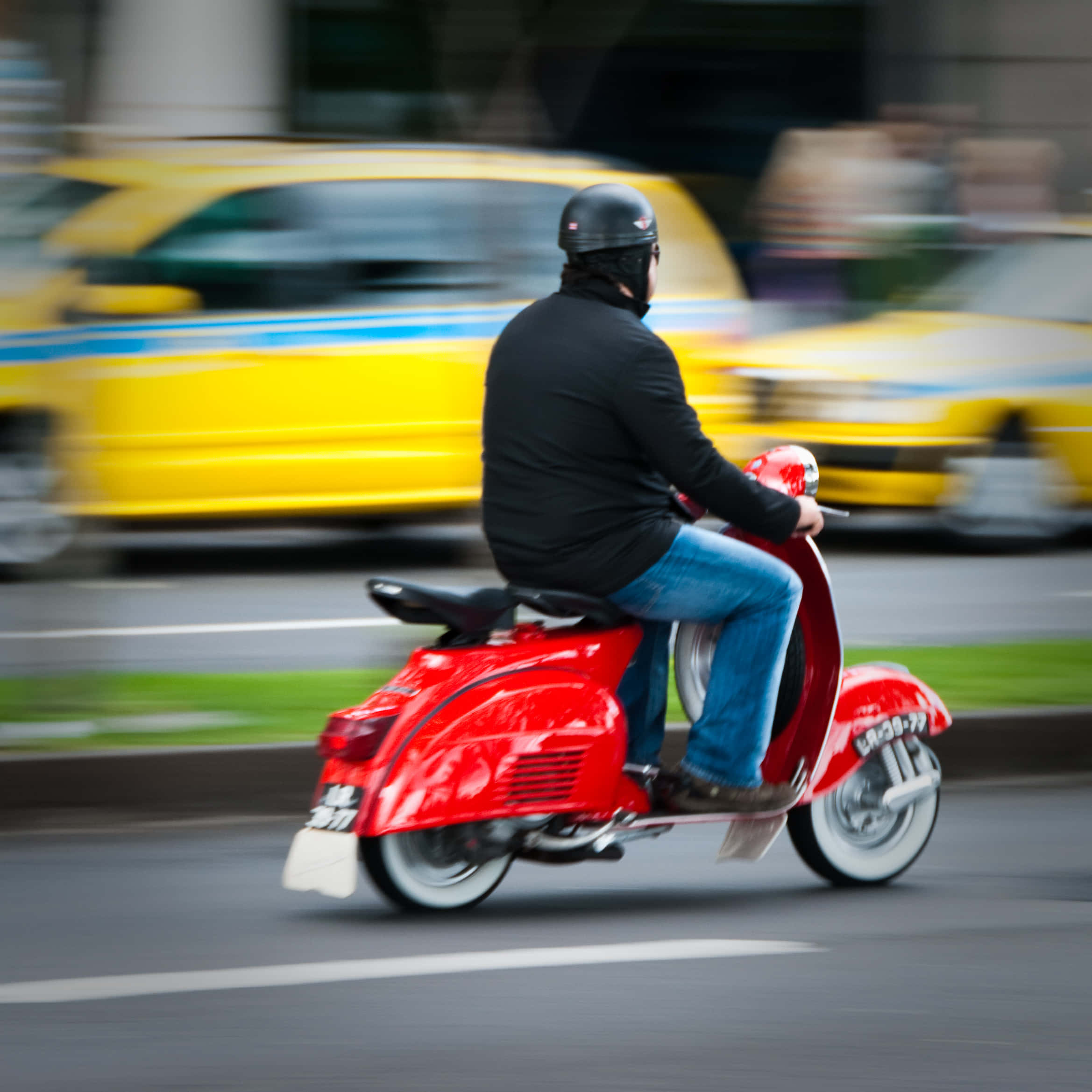 Hombre en scooter conduciendo un ciclomotor rojo Fondos de pantalla