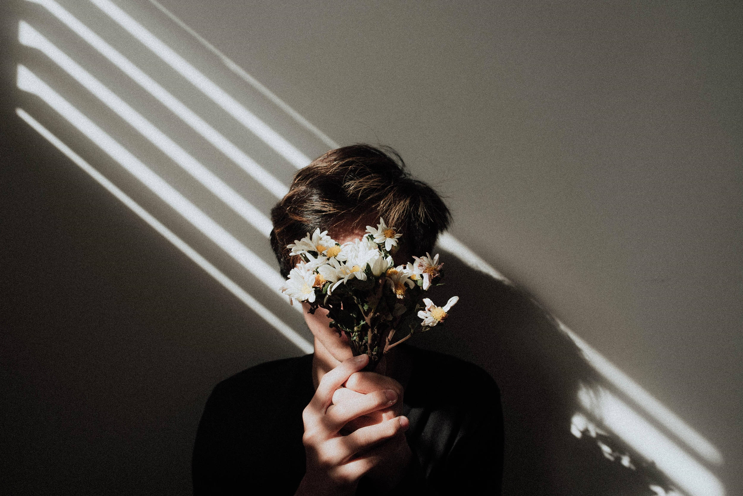Hombre Estético con Flores para Escritorio Fondos de pantalla