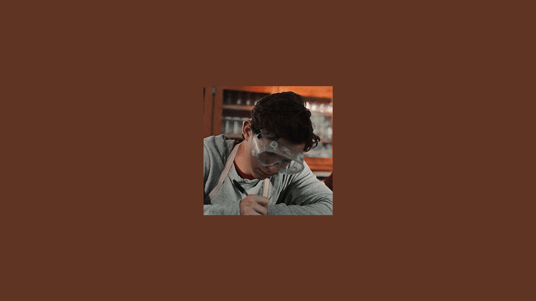 Hombre estético marrón con lentes y laptop Fondos de pantalla