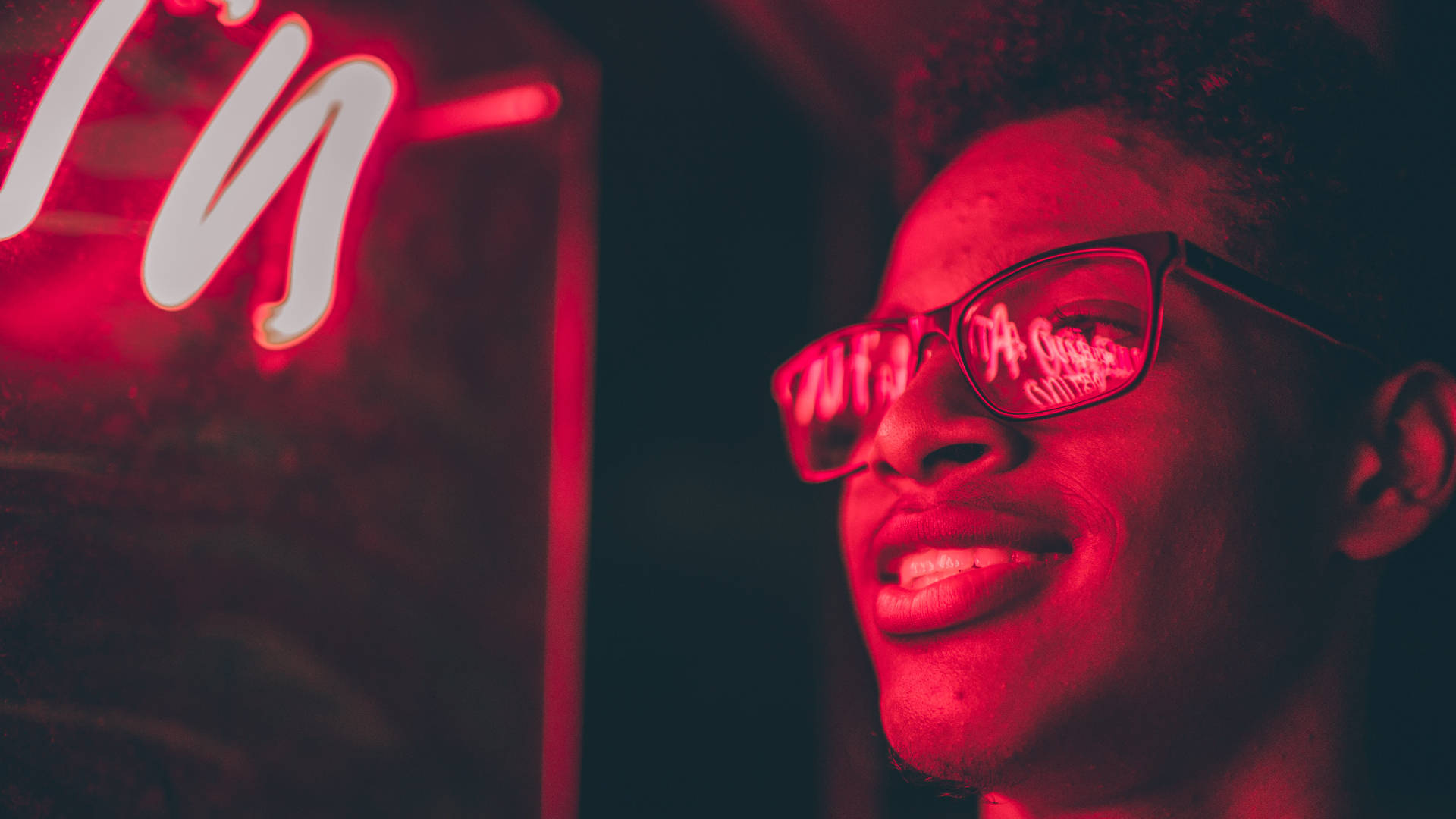 Hombre negro sonrisa neón Fondos de pantalla