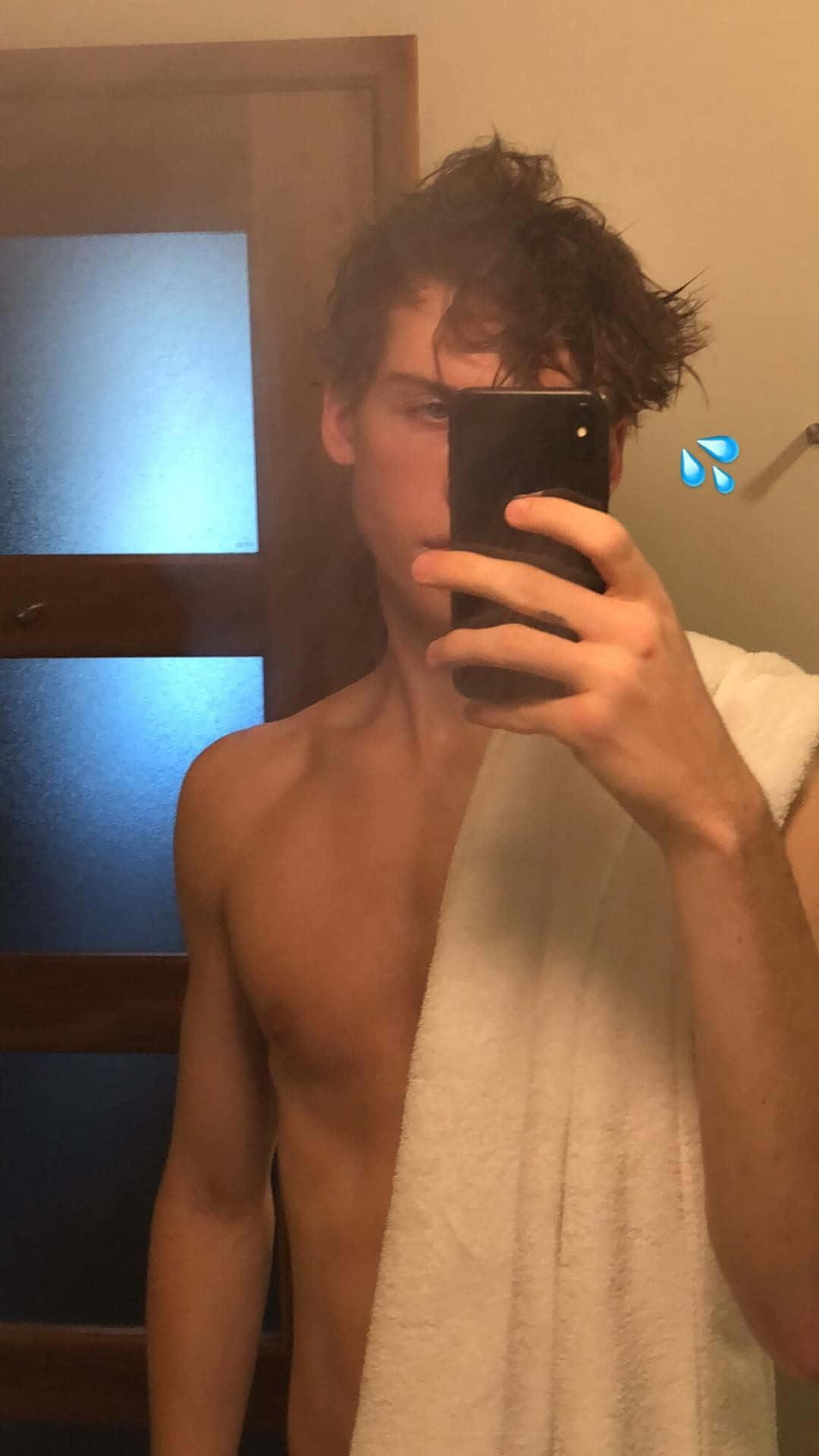 Hombre sin camisa tomándose una selfie en el baño Fondos de pantalla