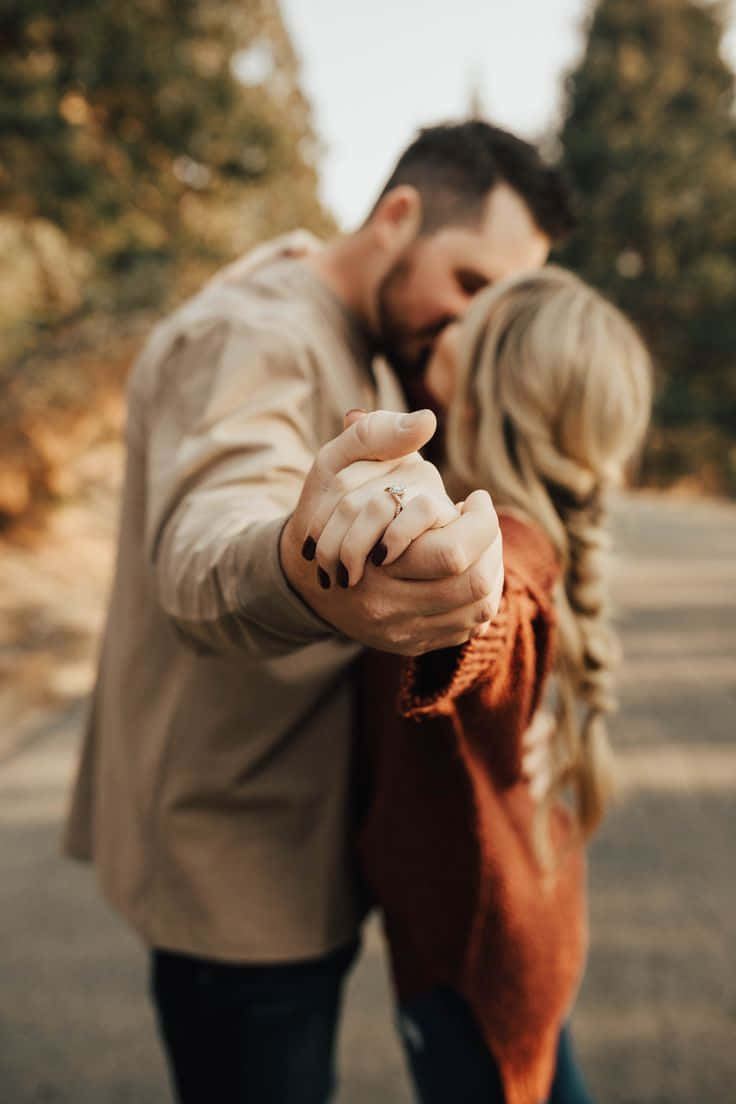 Hombre y Mujer Bailando con Anillo de Compromiso Fondos de pantalla