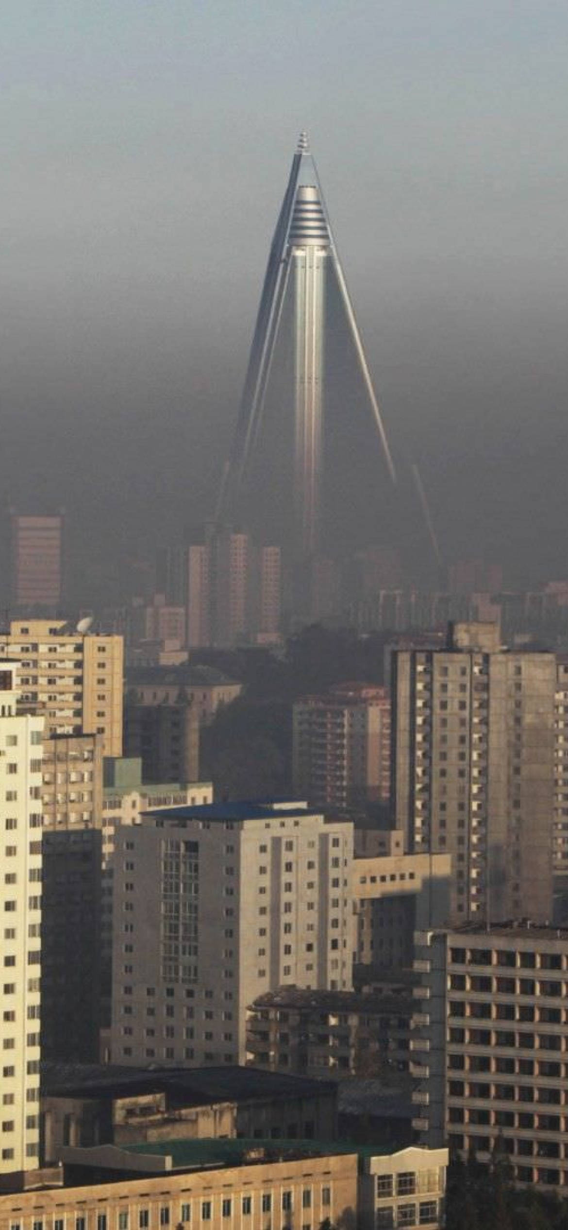 Hotel Ryugyong con Cielo Sombrío Fondos de pantalla
