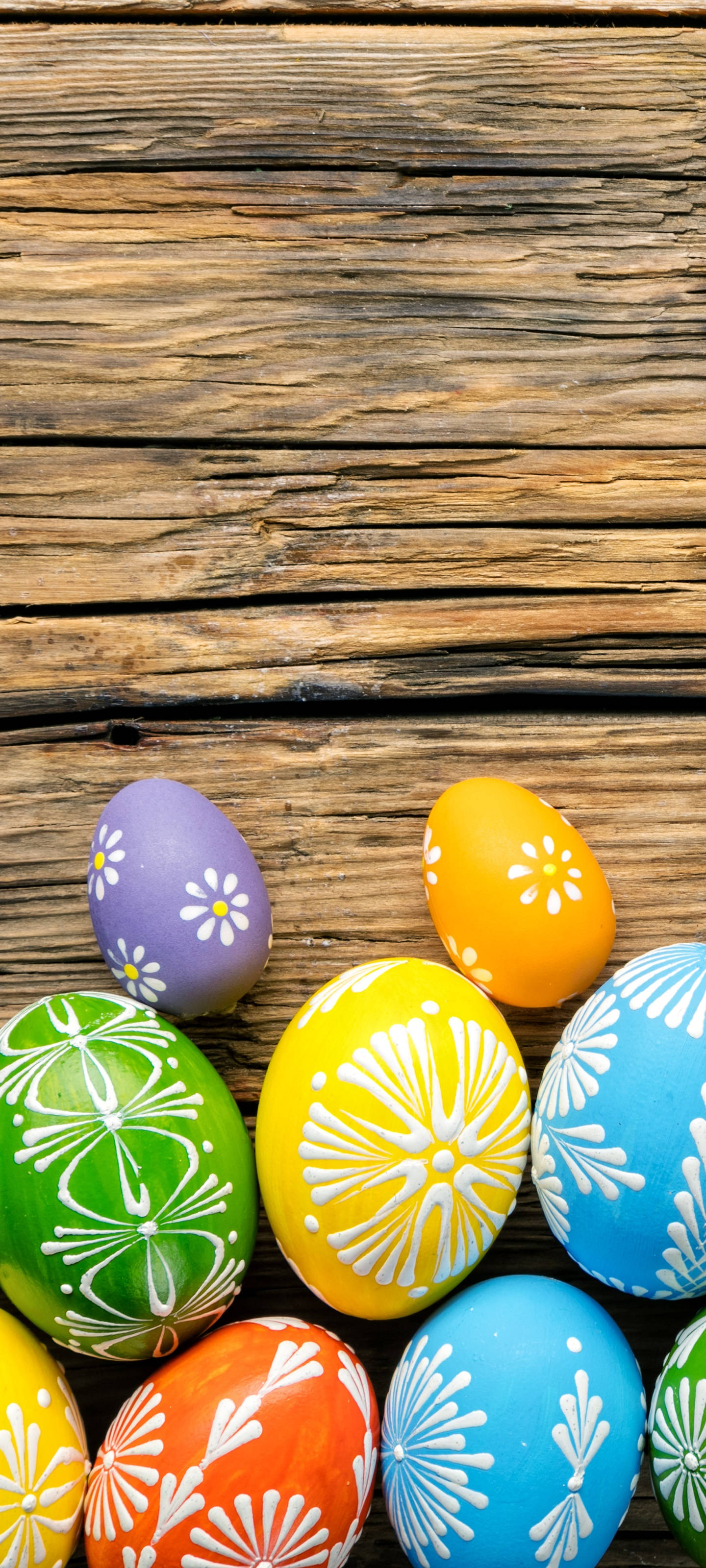huevos de pascua coloridos sobre fondo de madera Fondos de pantalla