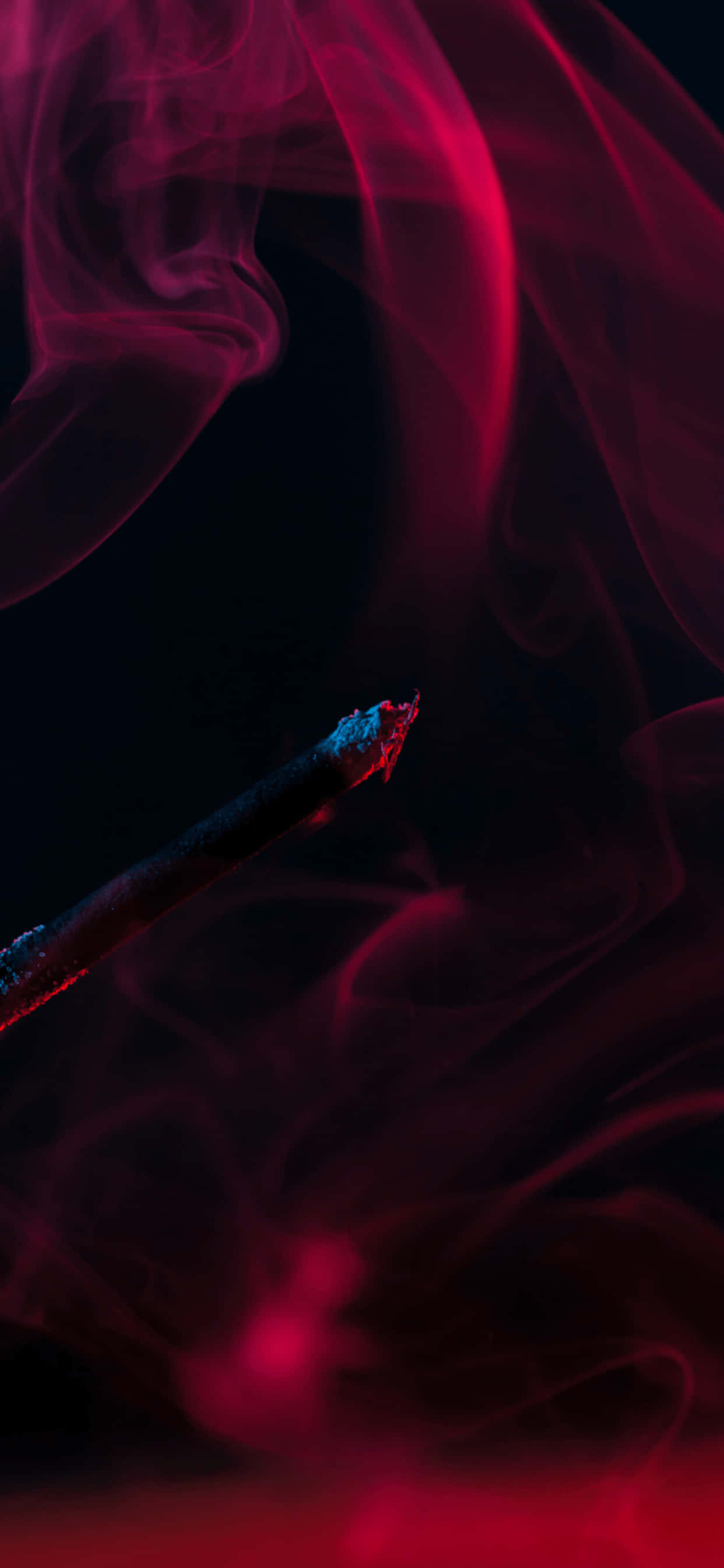 Humo negro sólido contra un cielo nocturno azul marino. Fondos de pantalla