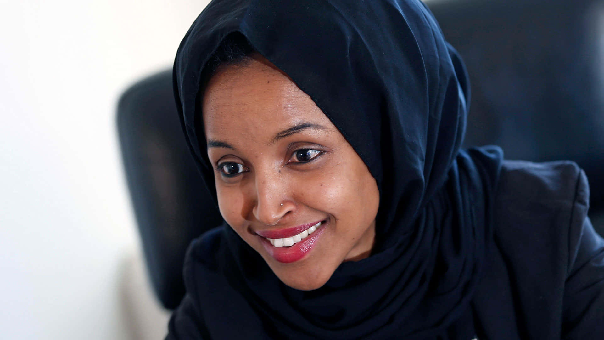 Ilhan Omar vistiendo un atuendo completamente negro Fondos de pantalla