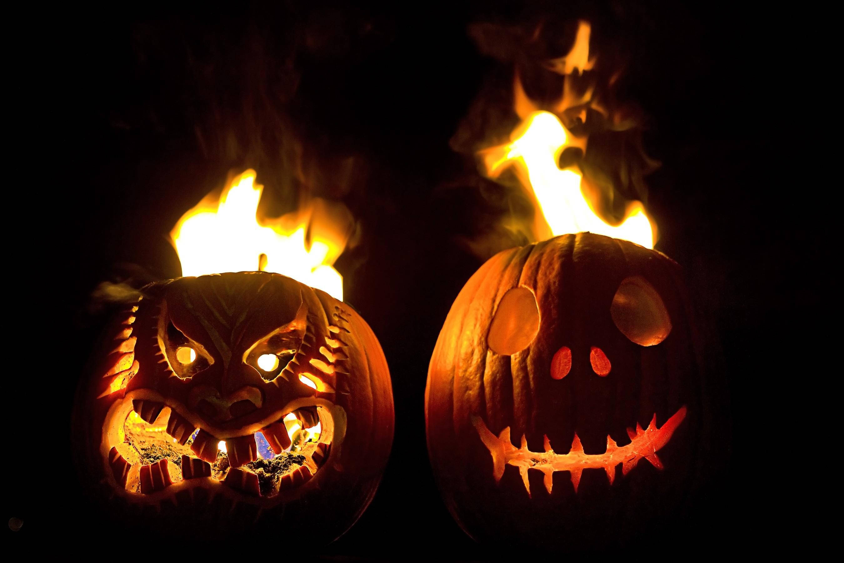 Ilumina la Noche con Calabazas de Halloween en Llamas Fondos de pantalla