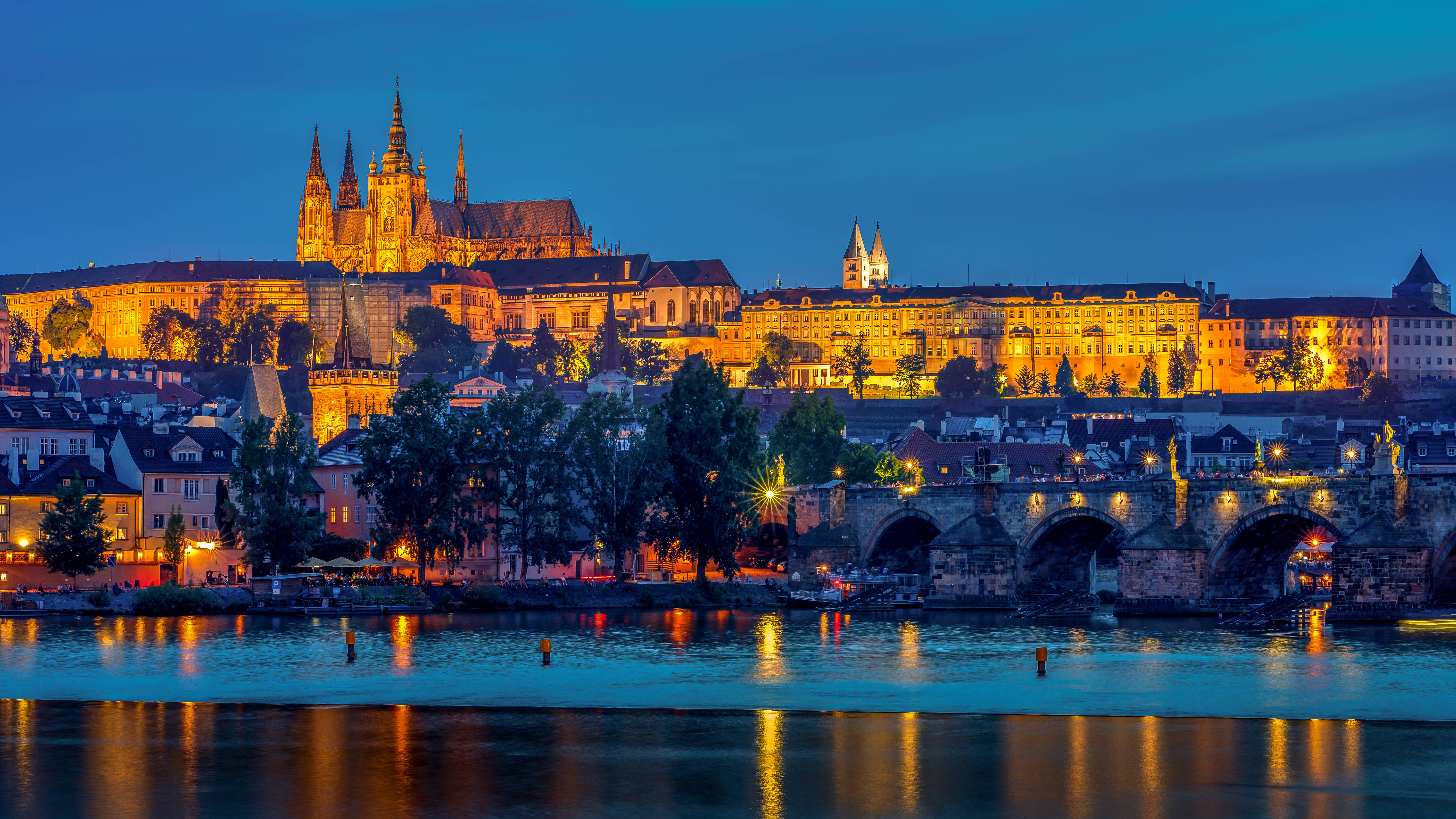 Iluminando la Ciudad de Londres: Un Castillo Medieval Sobre el Horizonte Fondos de pantalla
