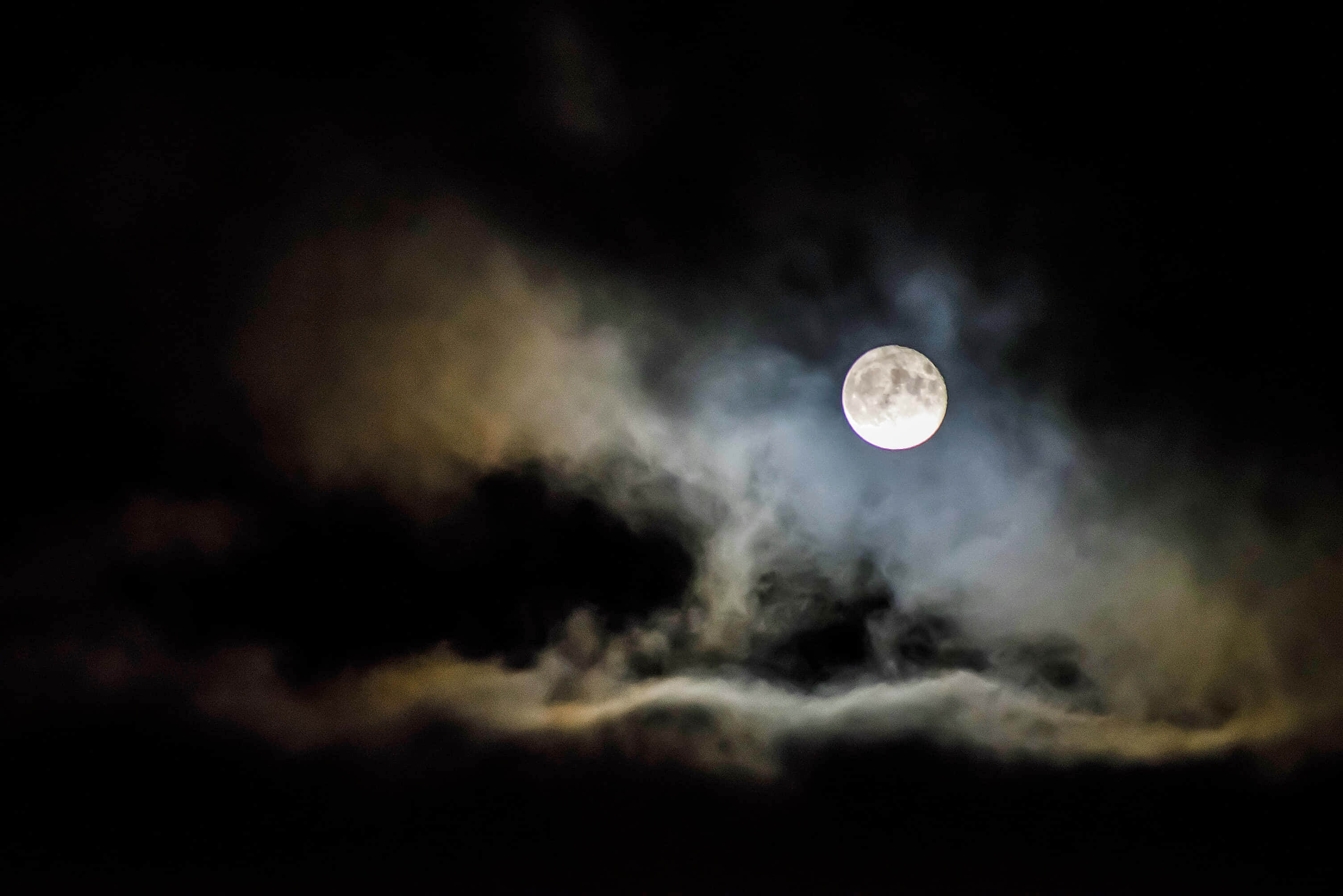 Imagen de cielo nublado con luna Fondos de pantalla