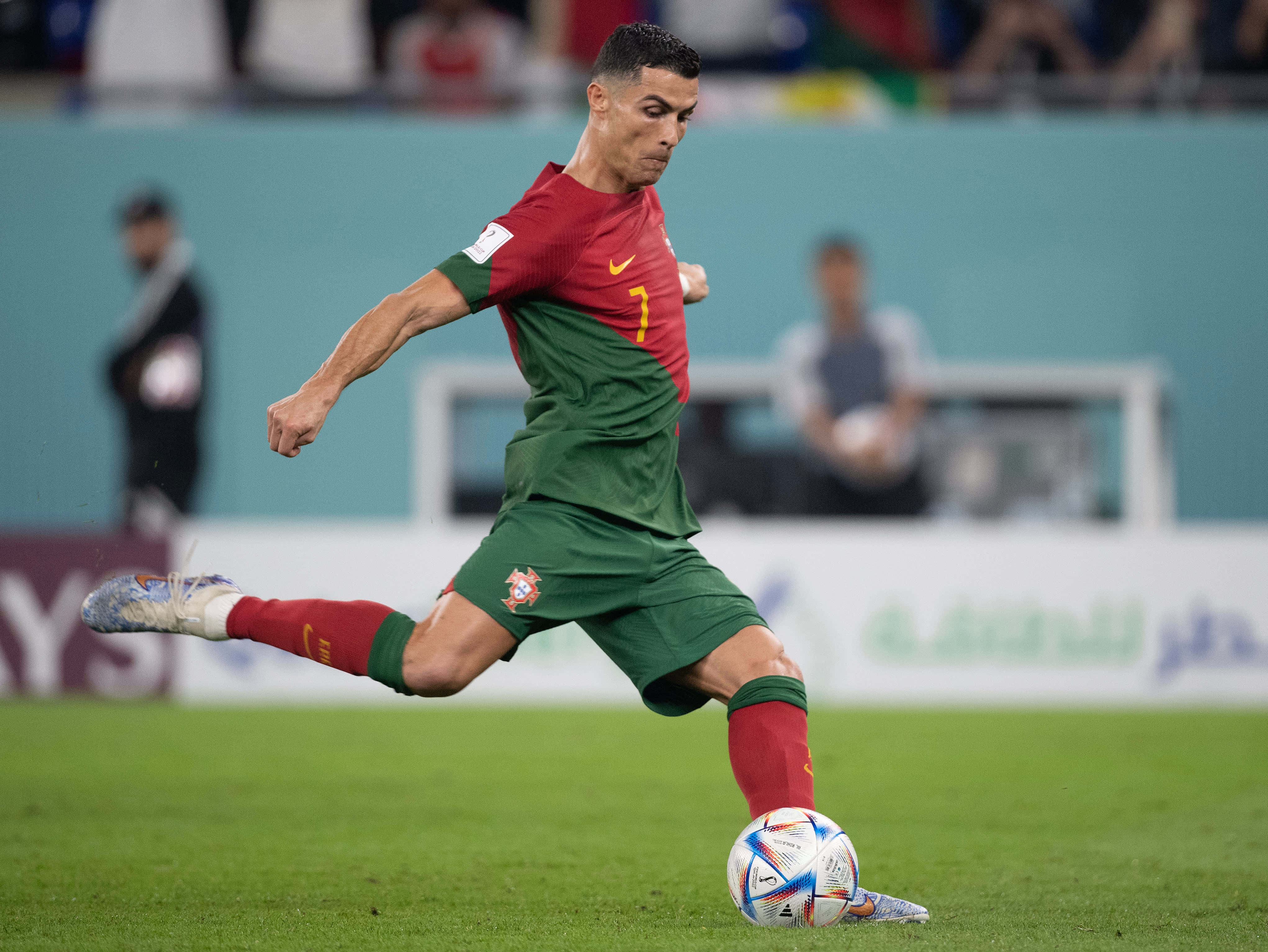 Imagen de Cristiano Ronaldo pateando un balón de fútbol Fondos de pantalla